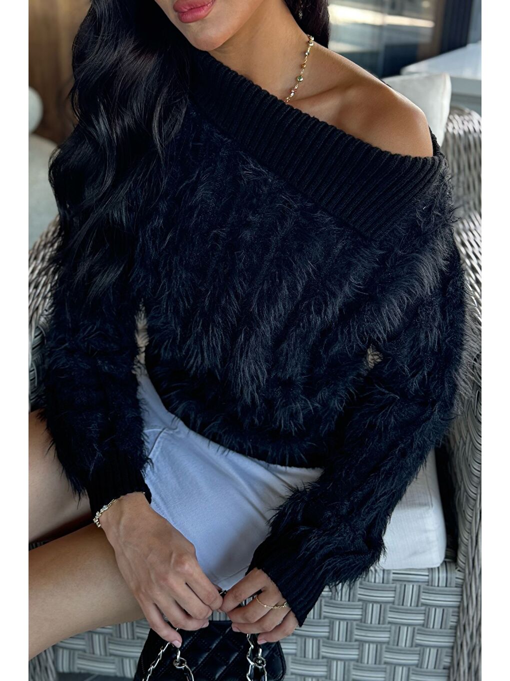 Siyah Yaka Detaylı Sakallı Triko Kazak