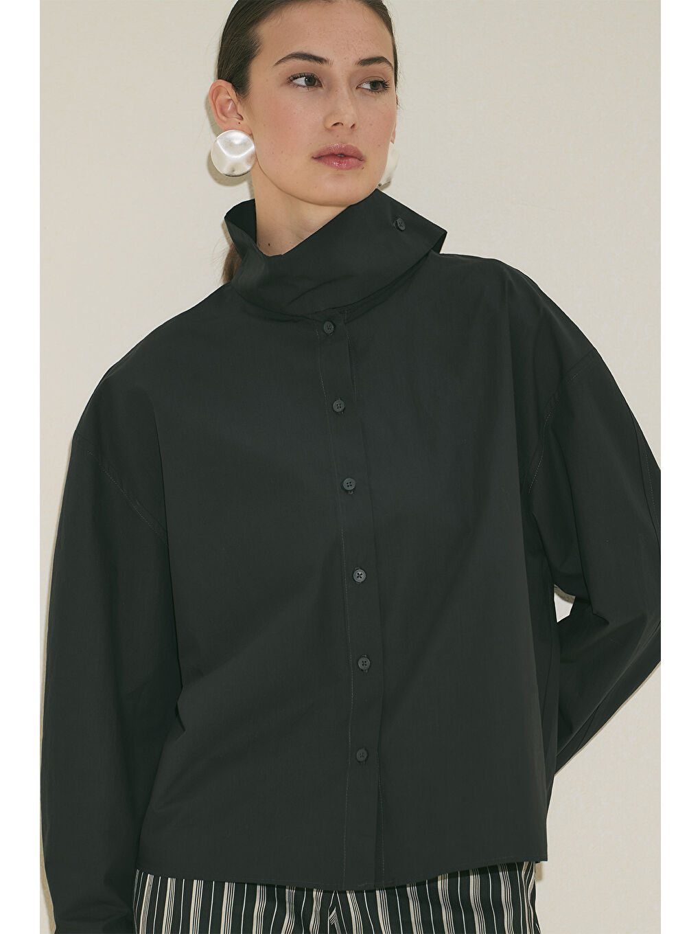 Yüksek Yakalı Kısa Gömlek Siyah-3