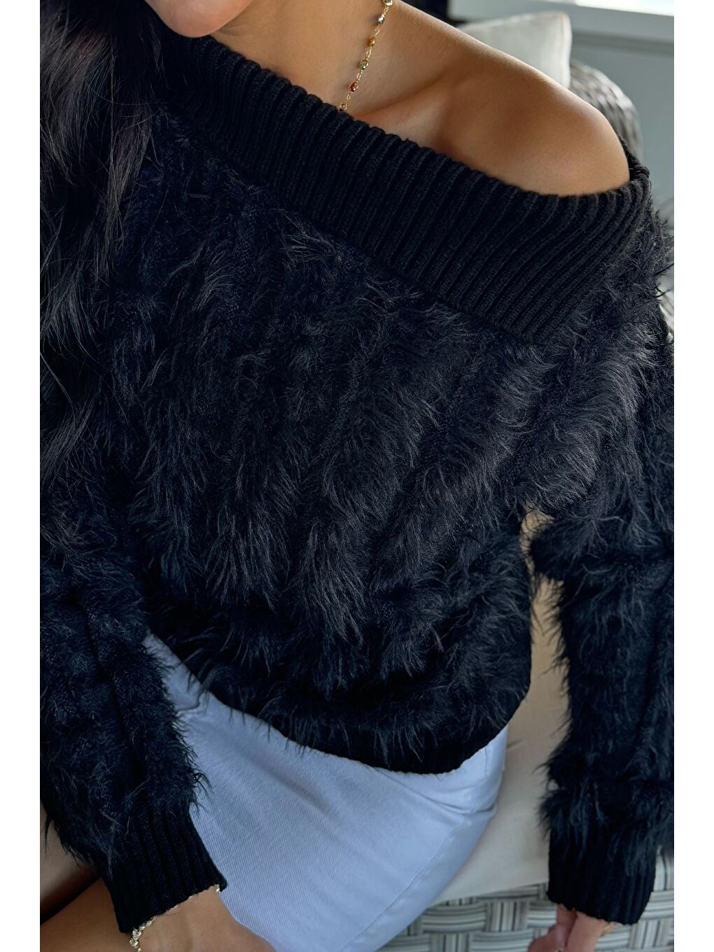 Siyah Yaka Detaylı Sakallı Triko Kazak-1