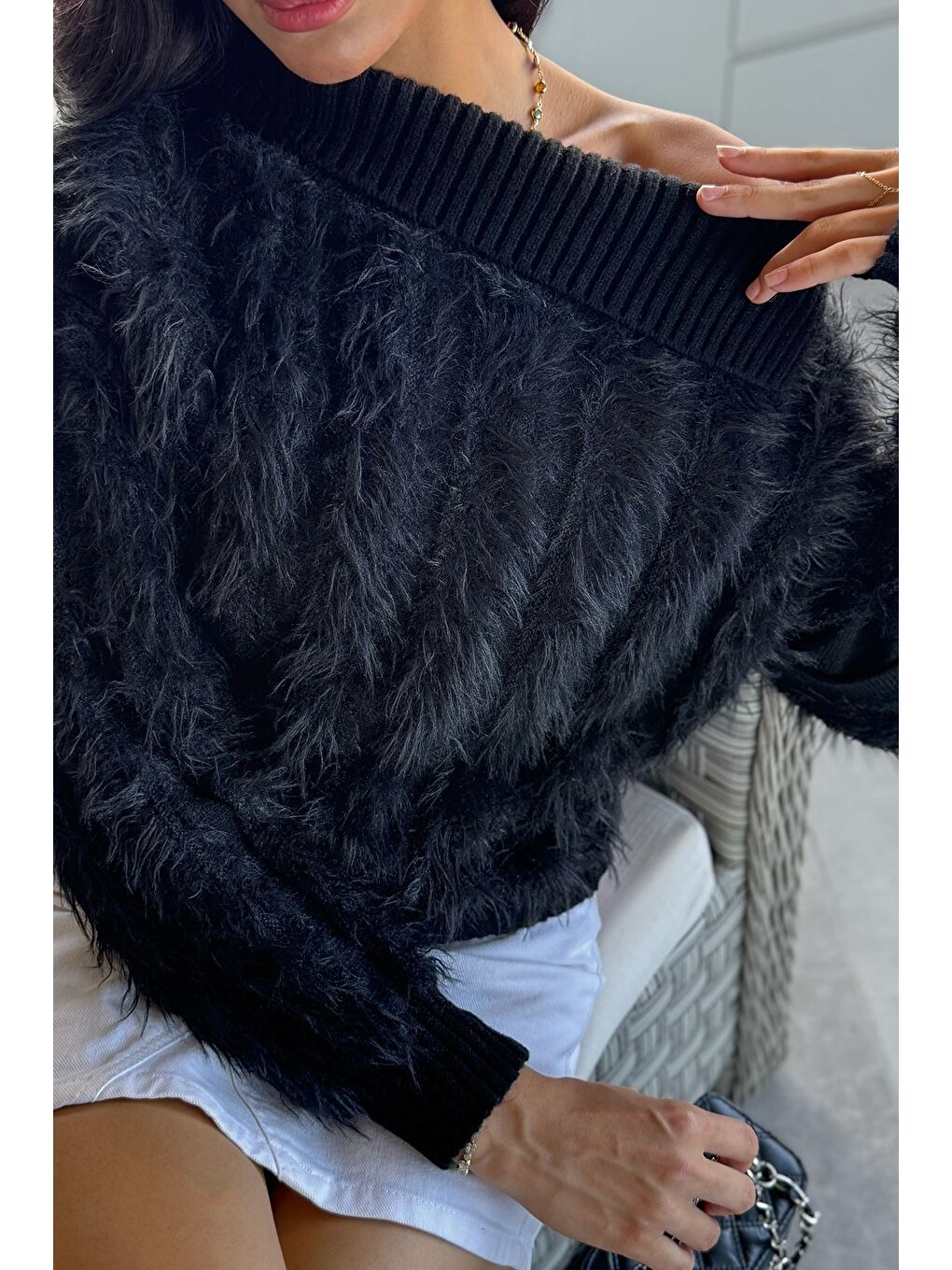 Siyah Yaka Detaylı Sakallı Triko Kazak-2