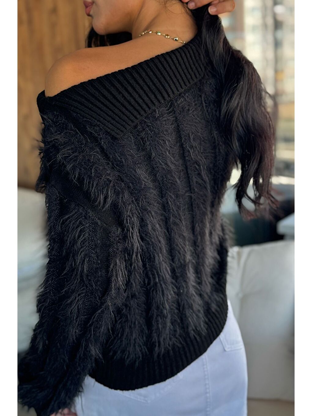 Siyah Yaka Detaylı Sakallı Triko Kazak-3