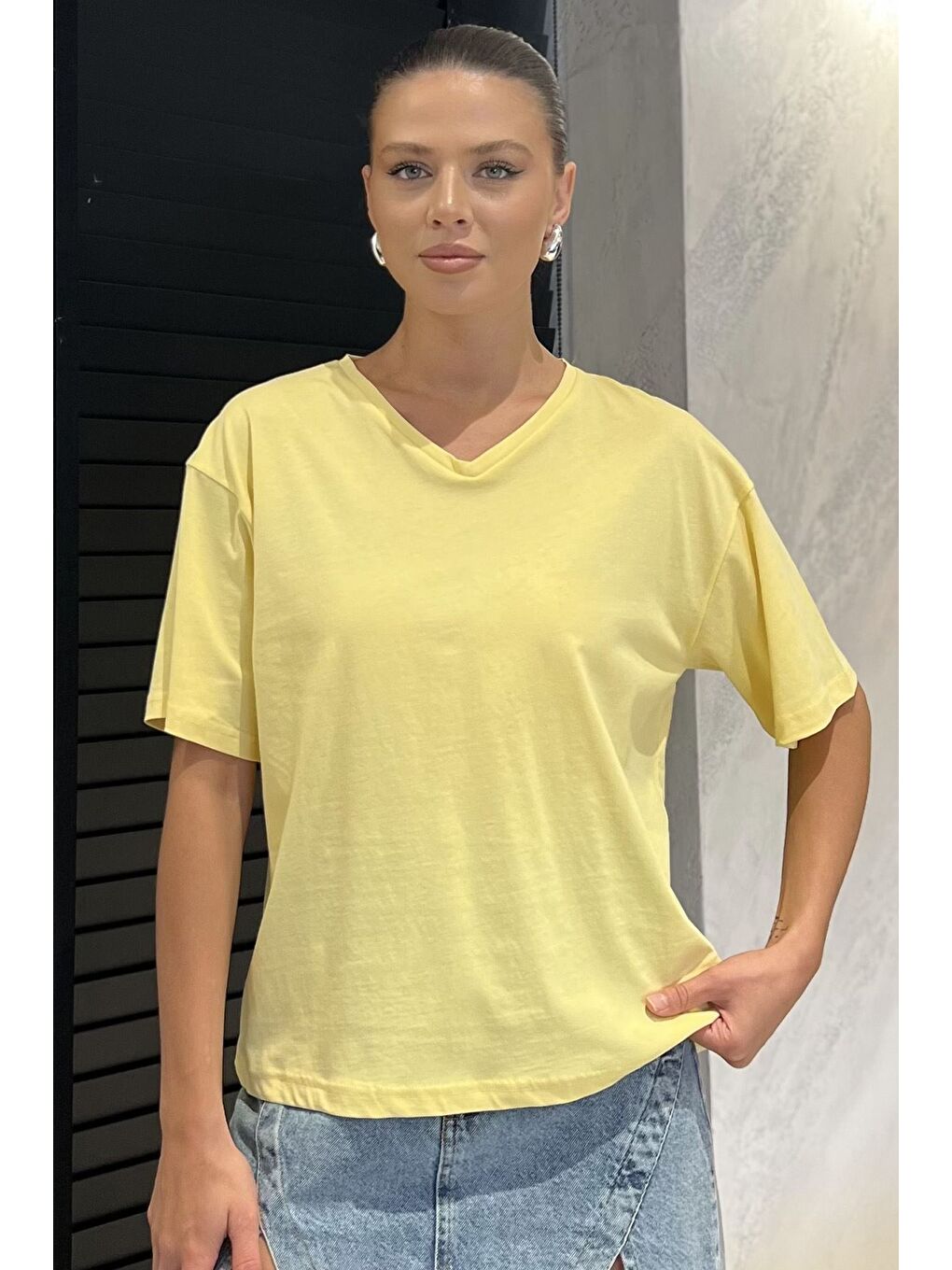 Sarı V Yaka Basıc Tişört-1