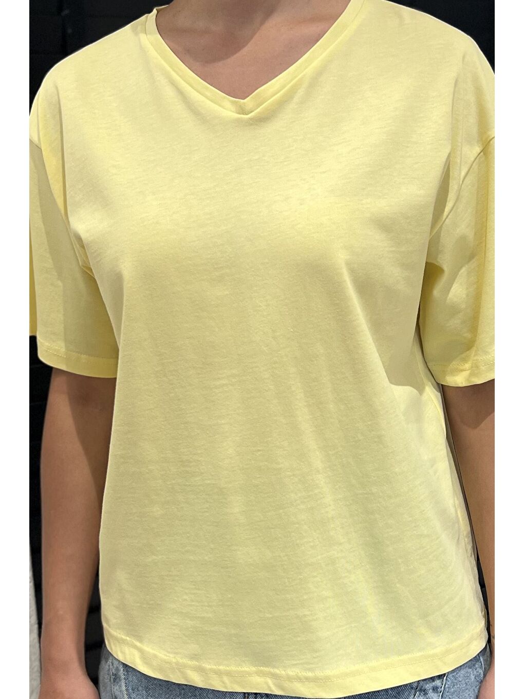 Sarı V Yaka Basıc Tişört-3