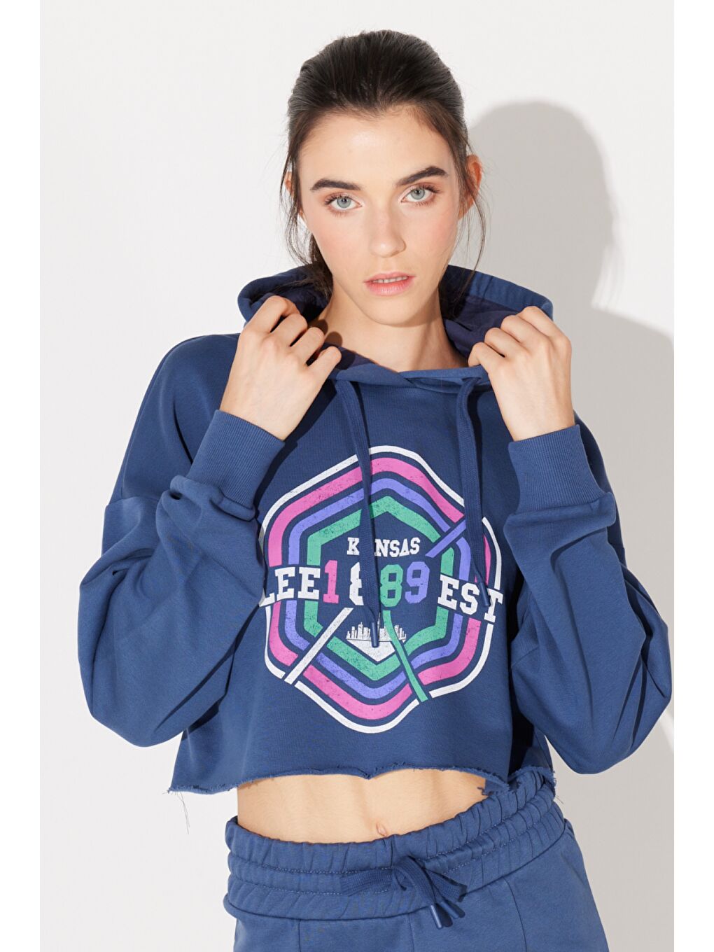 Yeşil Regular Fit Normal Kesim Kapüşonlu Şardonlu Crop Mavi Sweatshirt