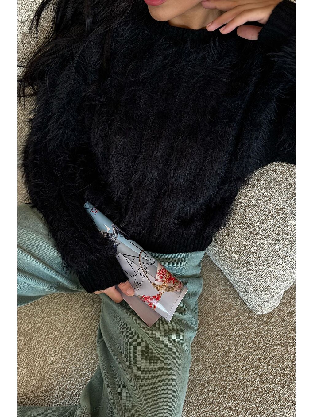 Siyah Kadın Sakallı Triko Kazak