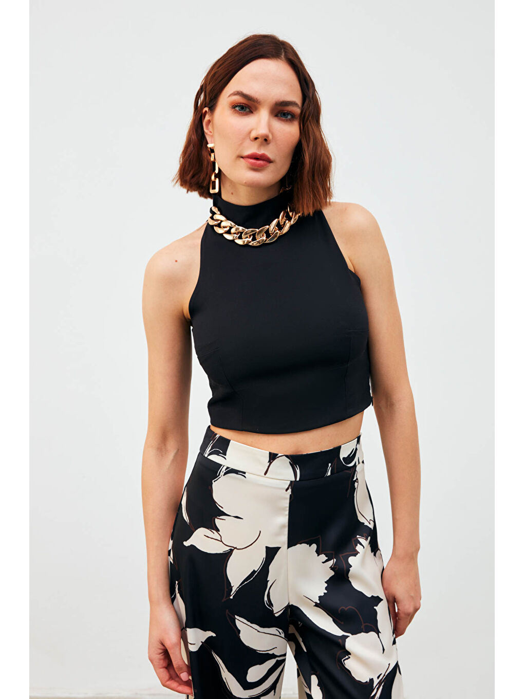 SATEEN Zincir Aksesuarlı Crop Bluz - Siyah