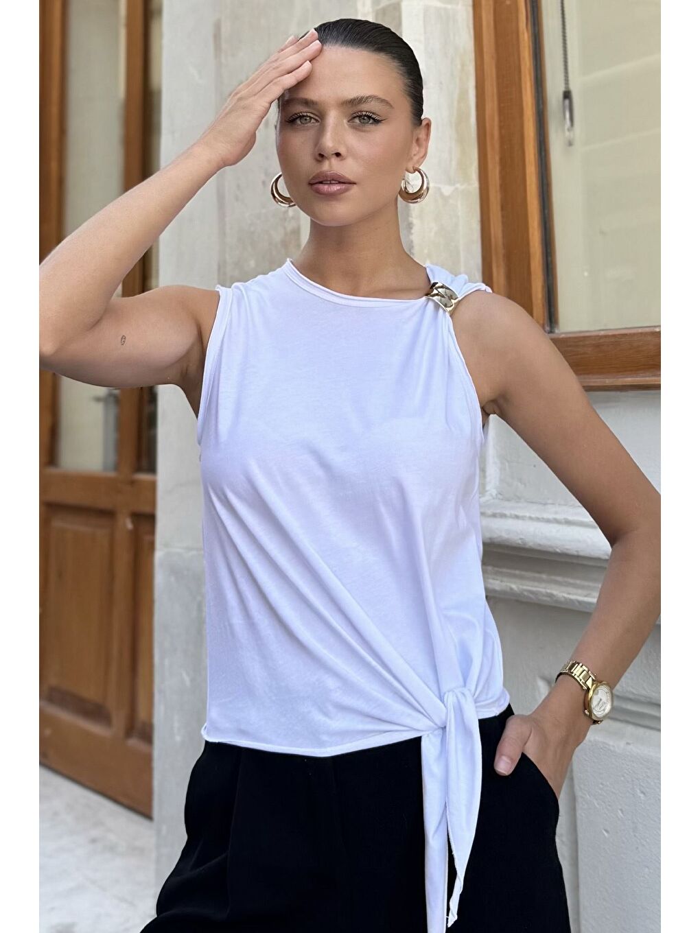 Beyaz Ön Bağlamalı Omuz Tokalı Kadın Bluz