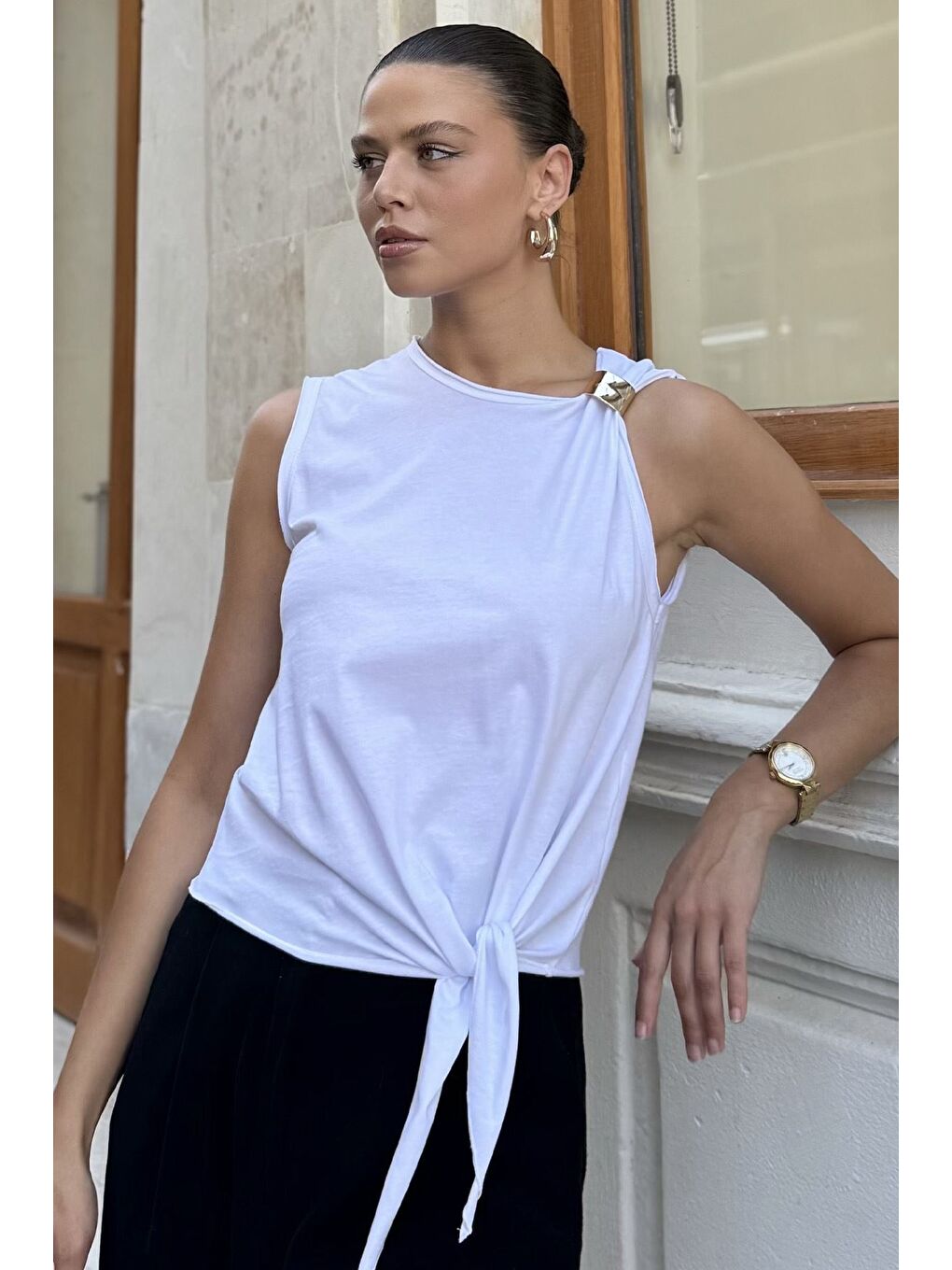 Beyaz Ön Bağlamalı Omuz Tokalı Kadın Bluz-1