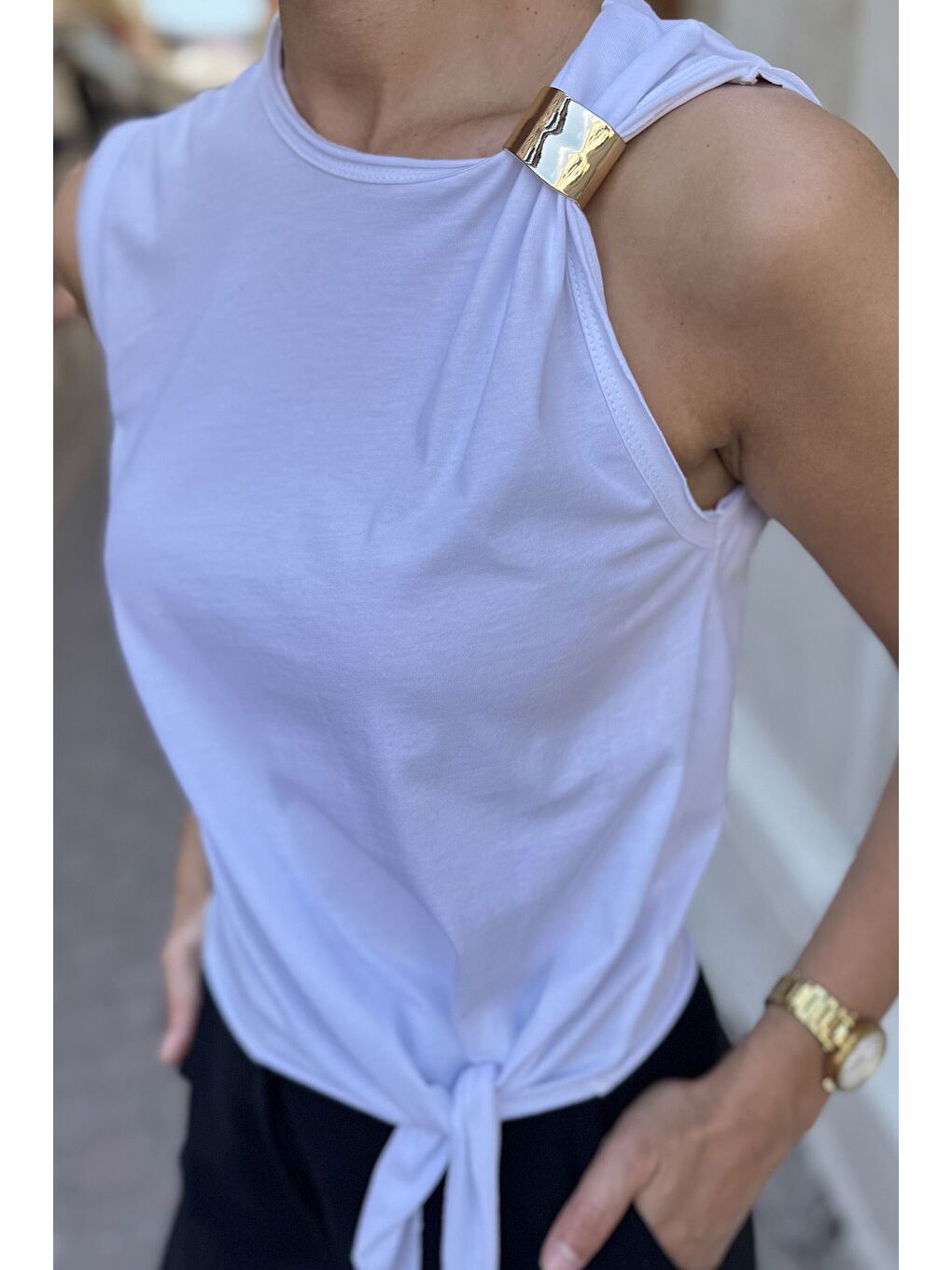 Beyaz Ön Bağlamalı Omuz Tokalı Kadın Bluz-3