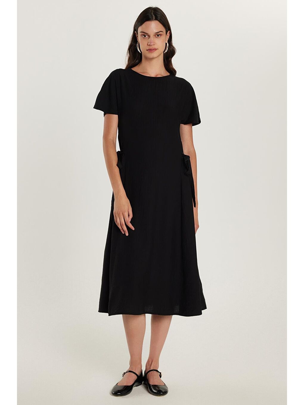 Kadın Standart Fit Yandan Fiyonk Bağlama Detaylı Kısa Kollu Bisiklet Yaka Siyah Midi Boy Elbise