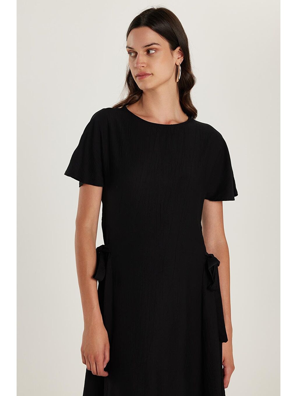 Kadın Standart Fit Yandan Fiyonk Bağlama Detaylı Kısa Kollu Bisiklet Yaka Siyah Midi Boy Elbise-1