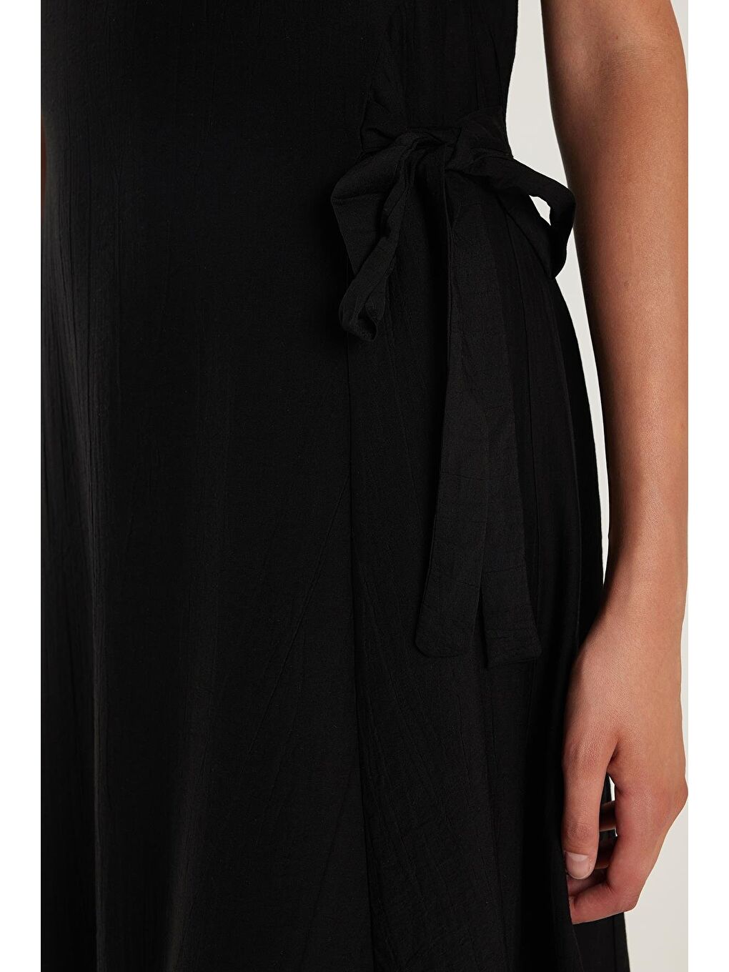 Kadın Standart Fit Yandan Fiyonk Bağlama Detaylı Kısa Kollu Bisiklet Yaka Siyah Midi Boy Elbise-2