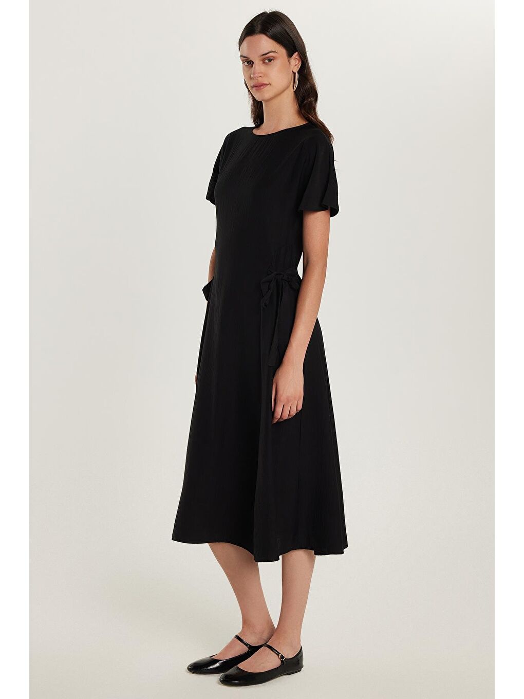 Kadın Standart Fit Yandan Fiyonk Bağlama Detaylı Kısa Kollu Bisiklet Yaka Siyah Midi Boy Elbise-3