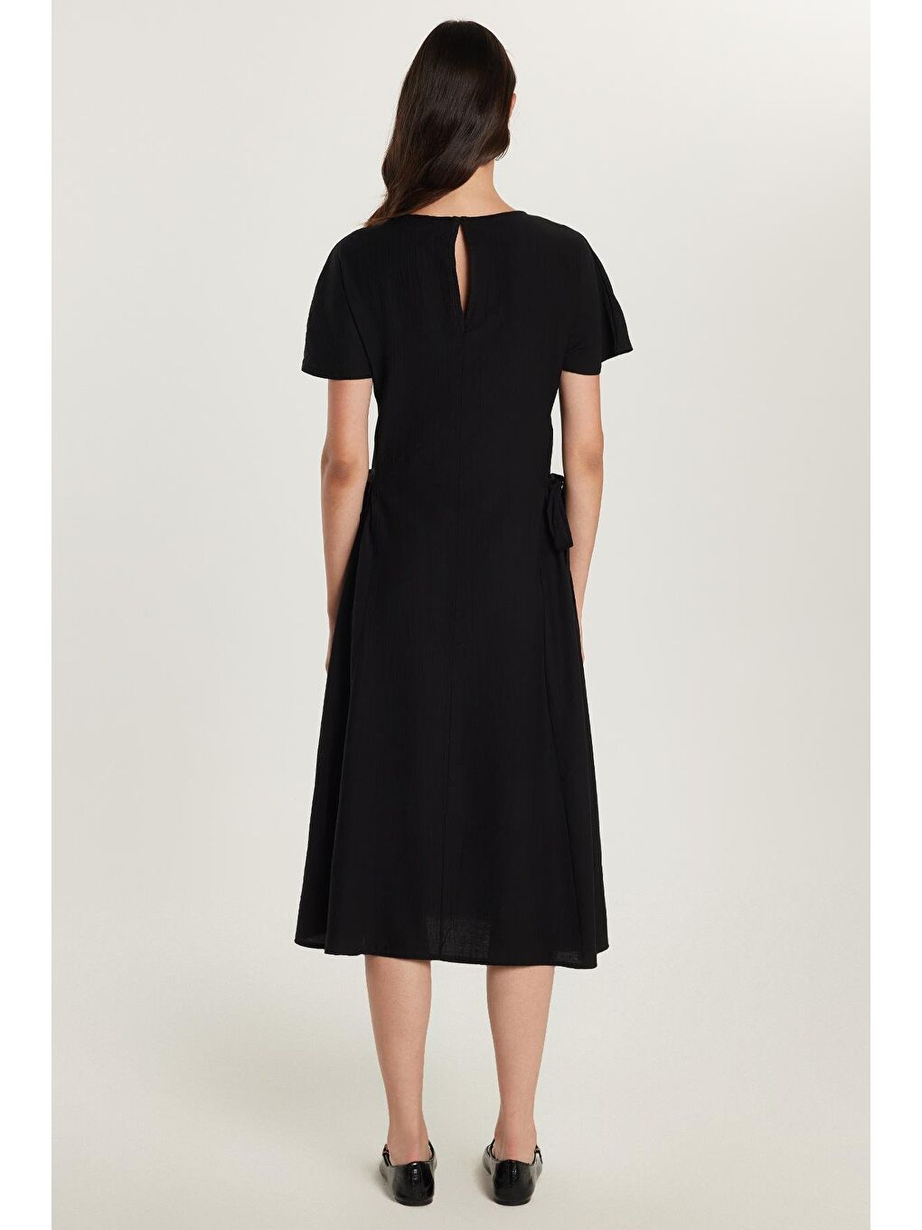 Kadın Standart Fit Yandan Fiyonk Bağlama Detaylı Kısa Kollu Bisiklet Yaka Siyah Midi Boy Elbise-4