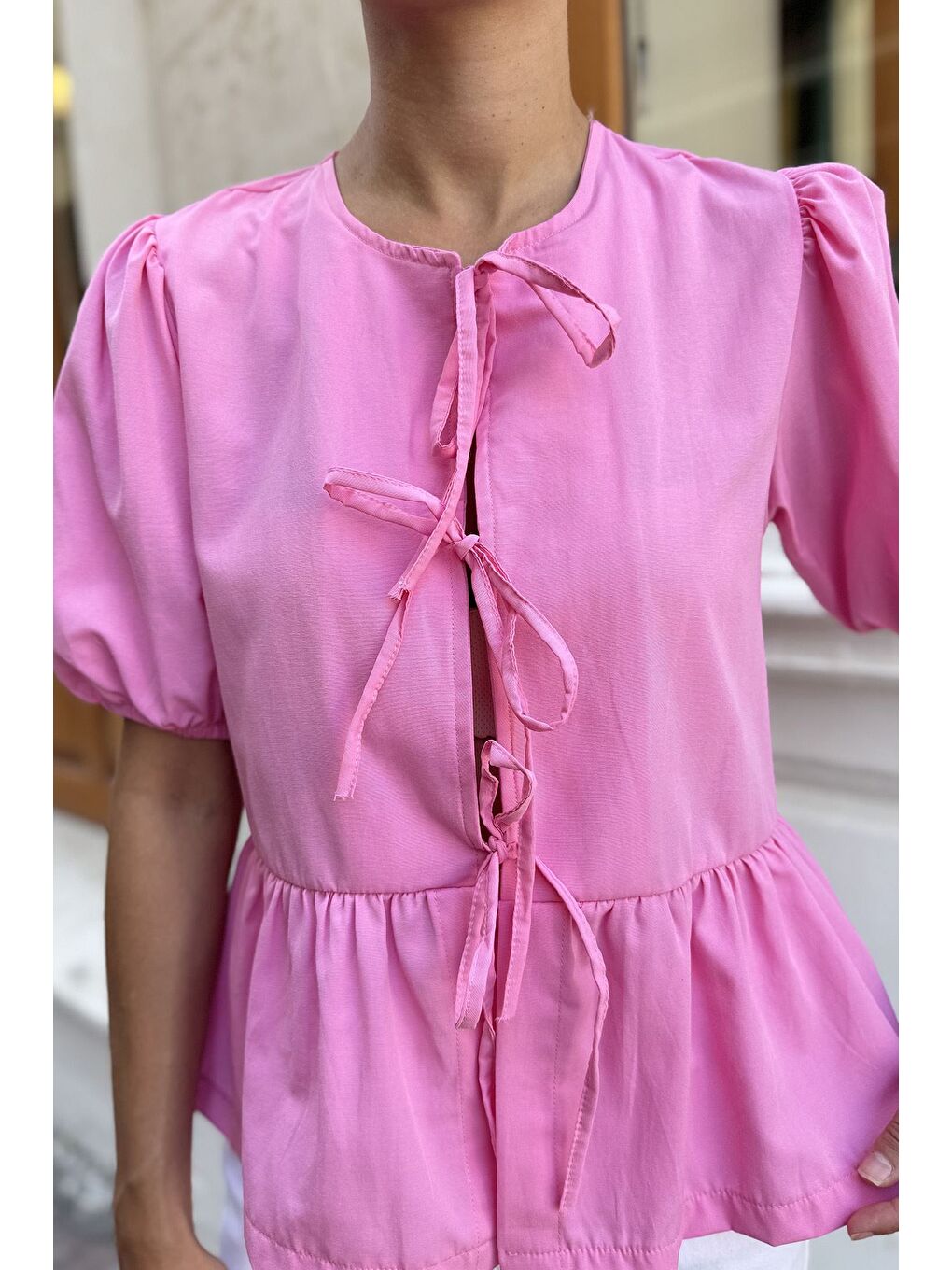 Pembe Kadın Ön Bağlama Detaylı Fırfırlı Kol Lastikli Bluz-3