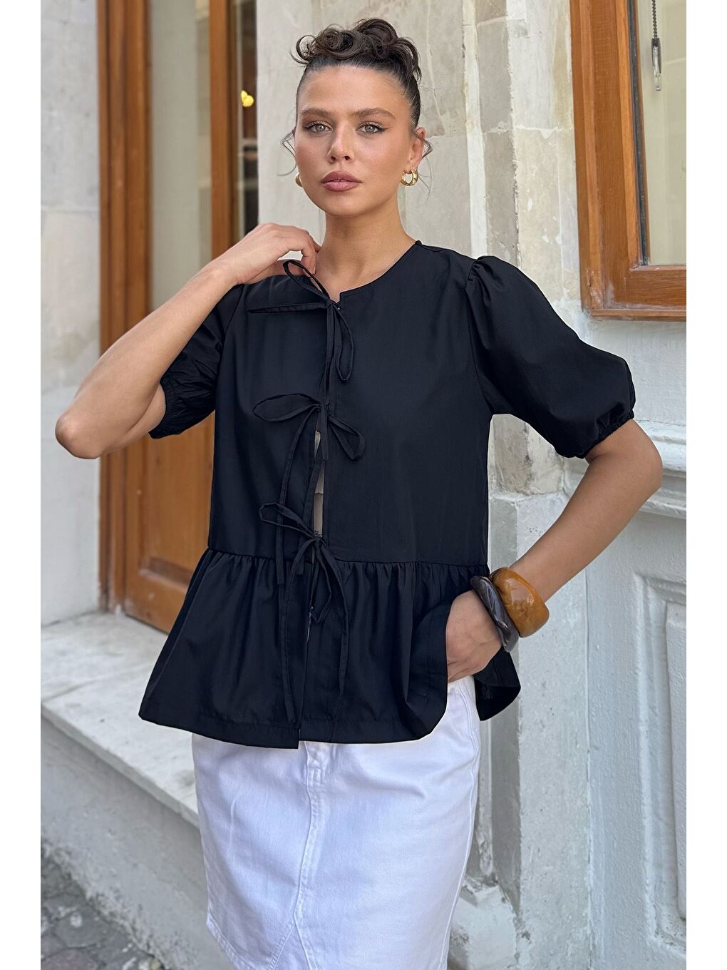 Siyah Kadın Ön Bağlama Detaylı Fırfırlı Kol Lastikli Bluz-1