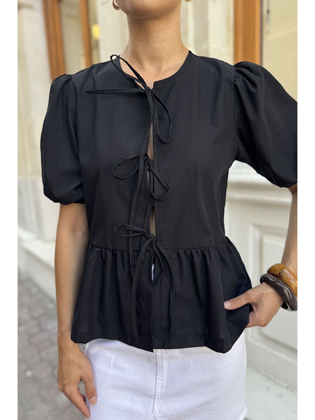 Siyah Kadın Ön Bağlama Detaylı Fırfırlı Kol Lastikli Bluz-3