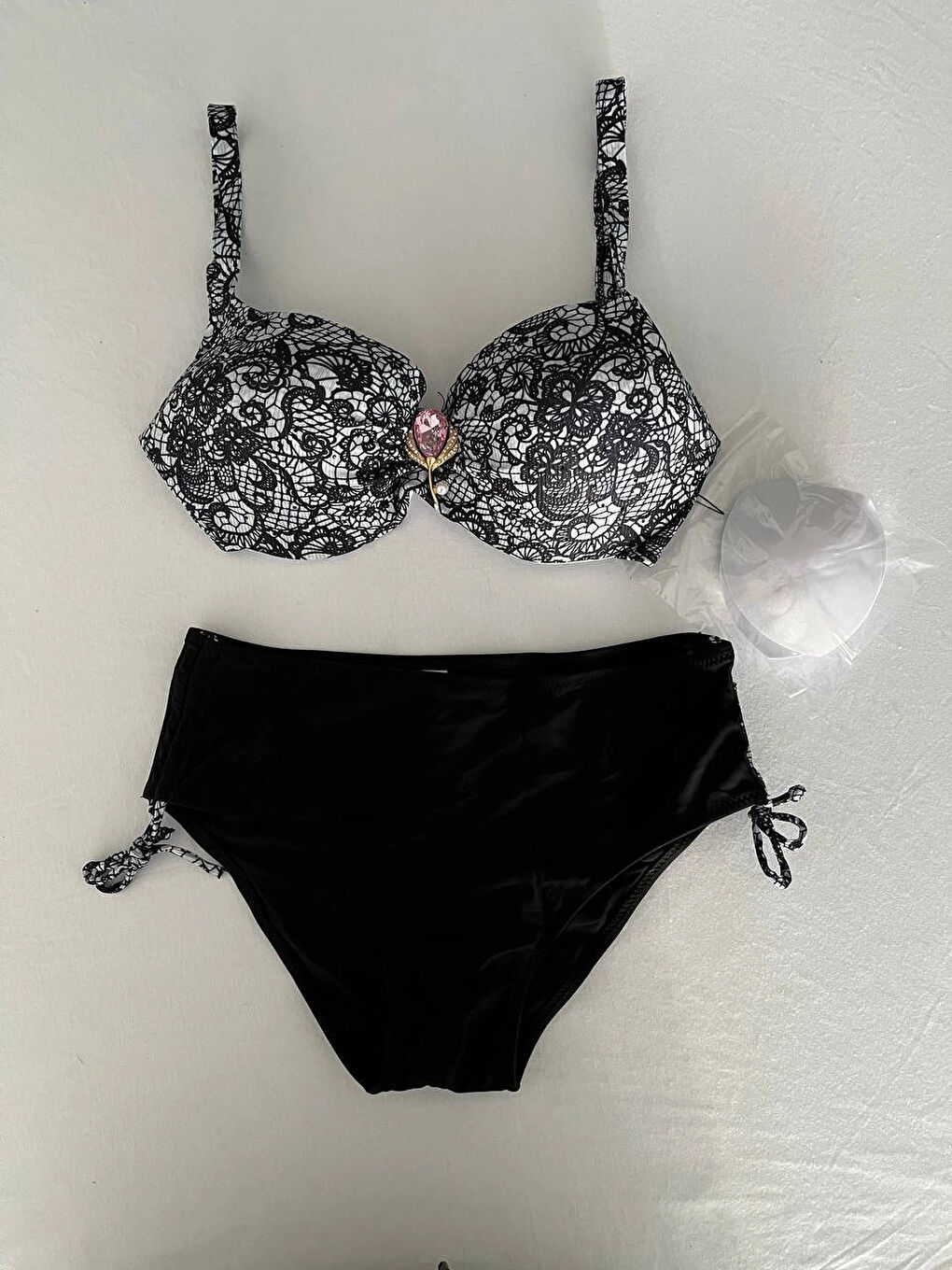 Kadın Siyah Taş İşlemeli Toka Aksesuarlı Bikini Takım HZL25S-LC3311-1