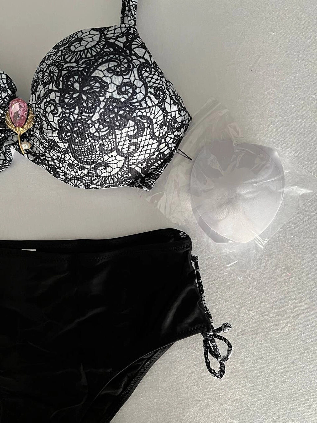 Kadın Siyah Taş İşlemeli Toka Aksesuarlı Bikini Takım HZL25S-LC3311-2