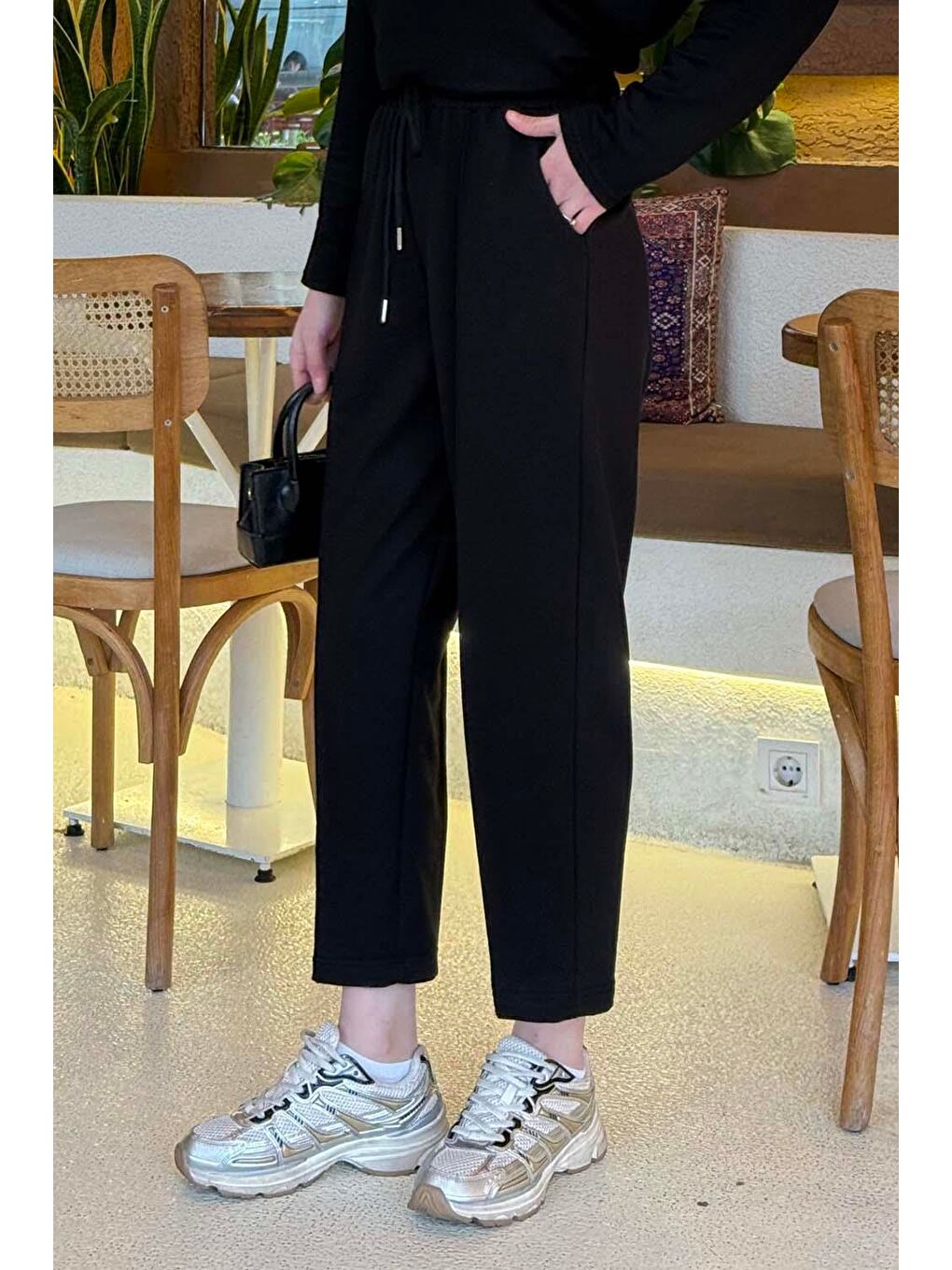 Çıma Detaylı Kordonlu Eşofman Altı Siyah-3