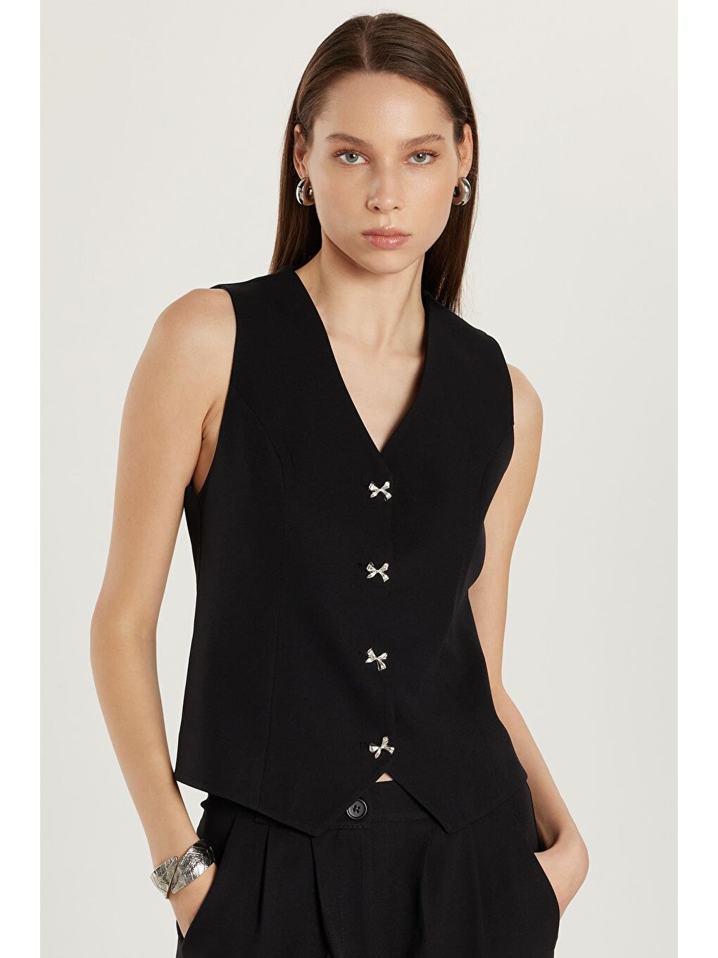 Kadın Standart Fit Sıfır Kol Kruvaze Yaka Düğmeli Siyah Yelekli Pantolonlu Takım-1