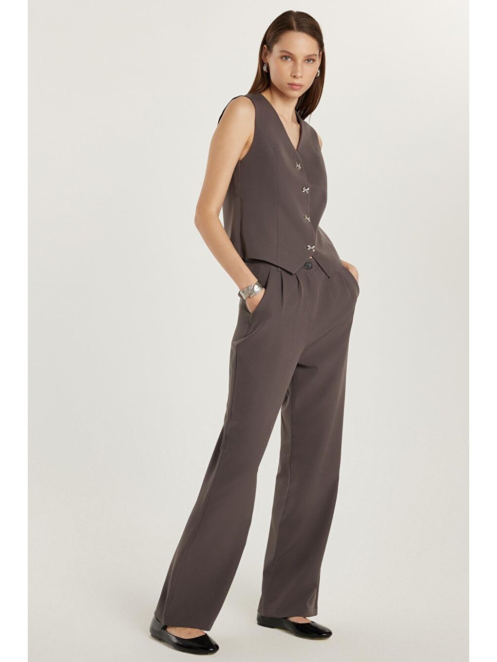 Kadın Standart Fit Sıfır Kol Kruvaze Yaka Düğmeli Gri Yelekli Pantolonlu Takım