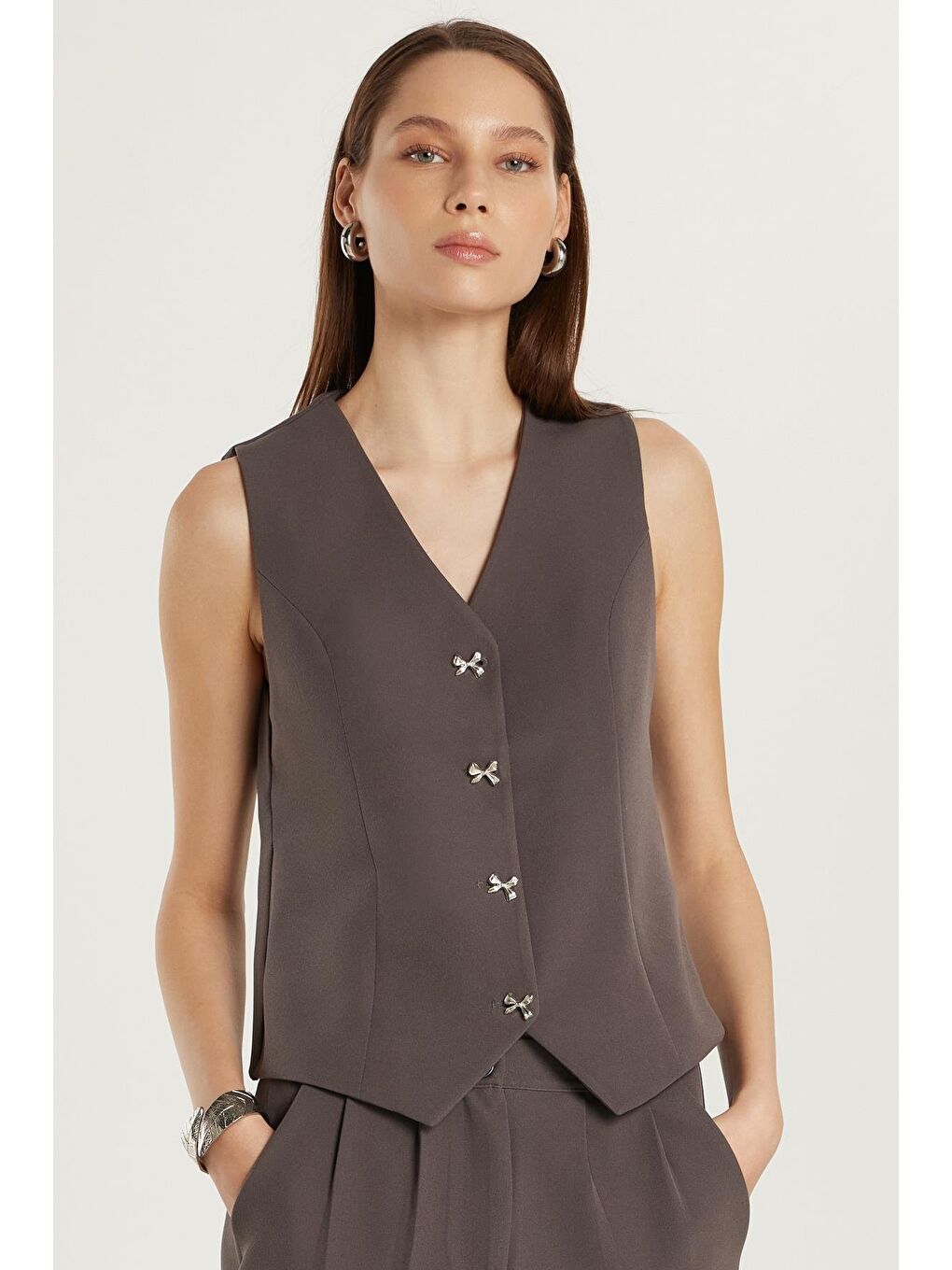 Kadın Standart Fit Sıfır Kol Kruvaze Yaka Düğmeli Gri Yelekli Pantolonlu Takım-1