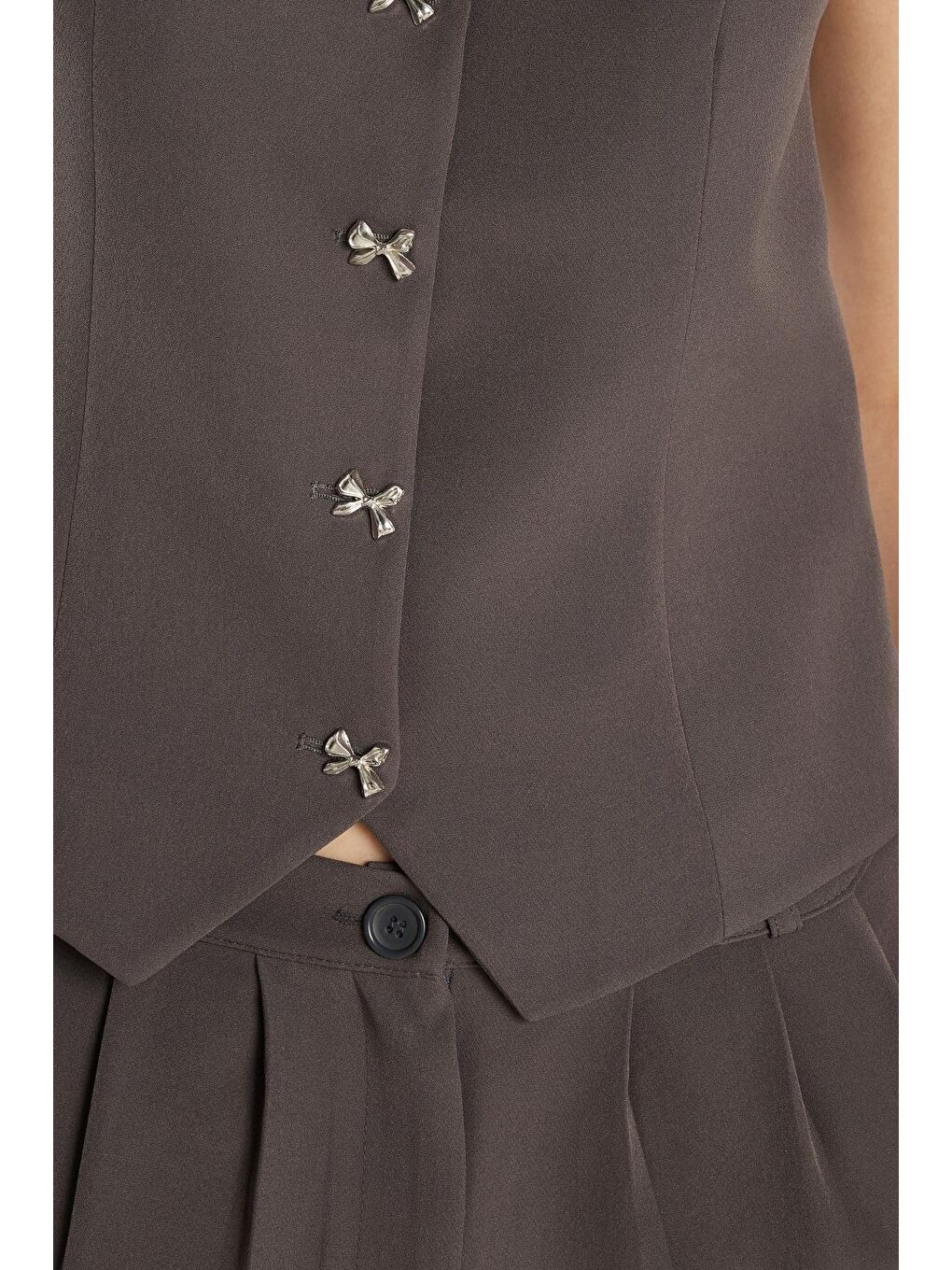 Kadın Standart Fit Sıfır Kol Kruvaze Yaka Düğmeli Gri Yelekli Pantolonlu Takım-2