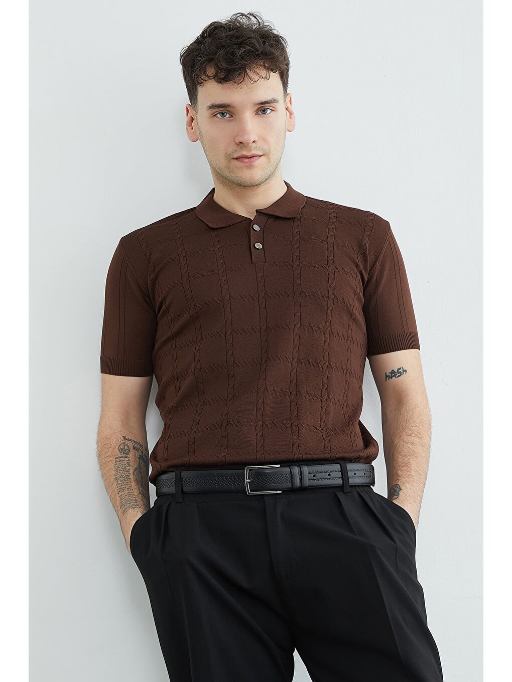 Kahverengi Örgü Desenli Polo Yaka Triko Tişört