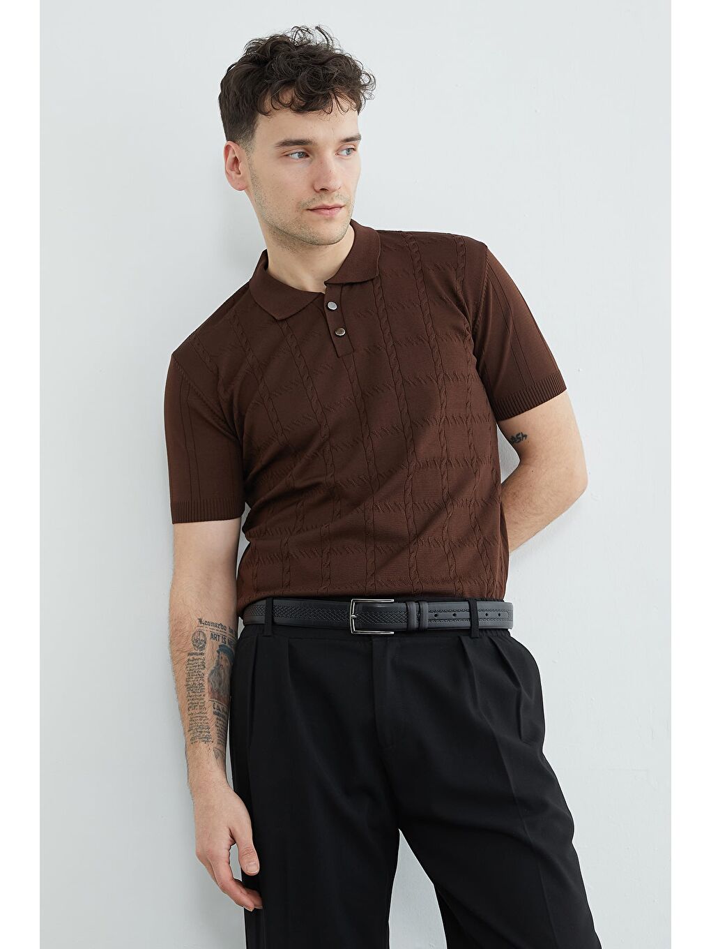 Kahverengi Örgü Desenli Polo Yaka Triko Tişört-1