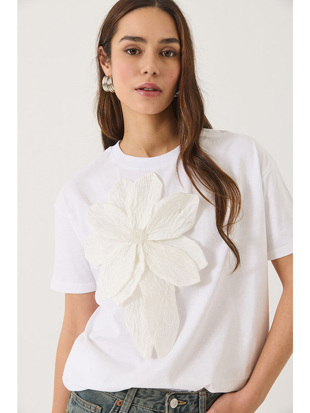 Beyaz Kadın Çiçek Aksesuarlı Kısa Kollu Pamuklu T-Shirt-1