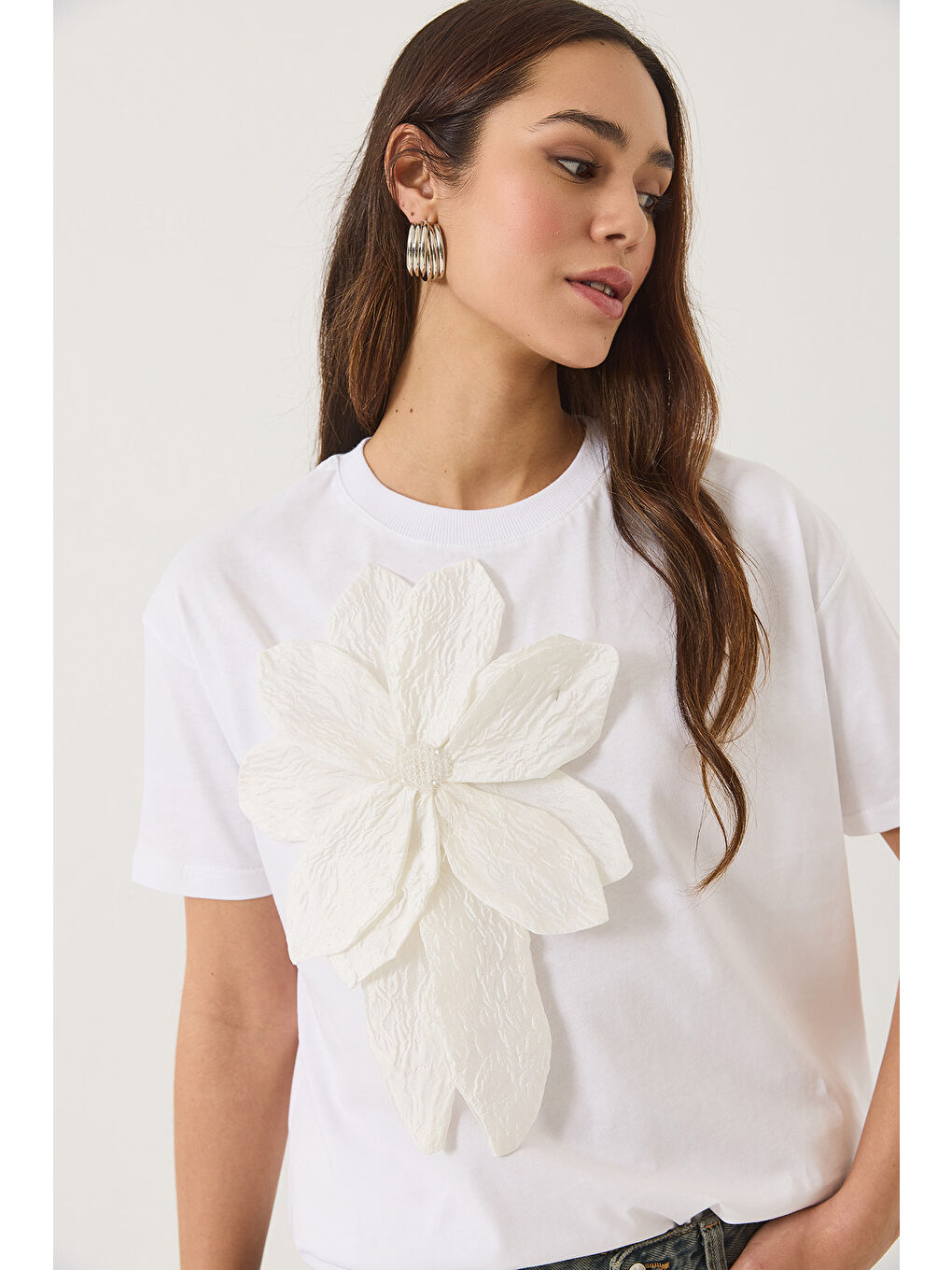 Beyaz Kadın Çiçek Aksesuarlı Kısa Kollu Pamuklu T-Shirt-2