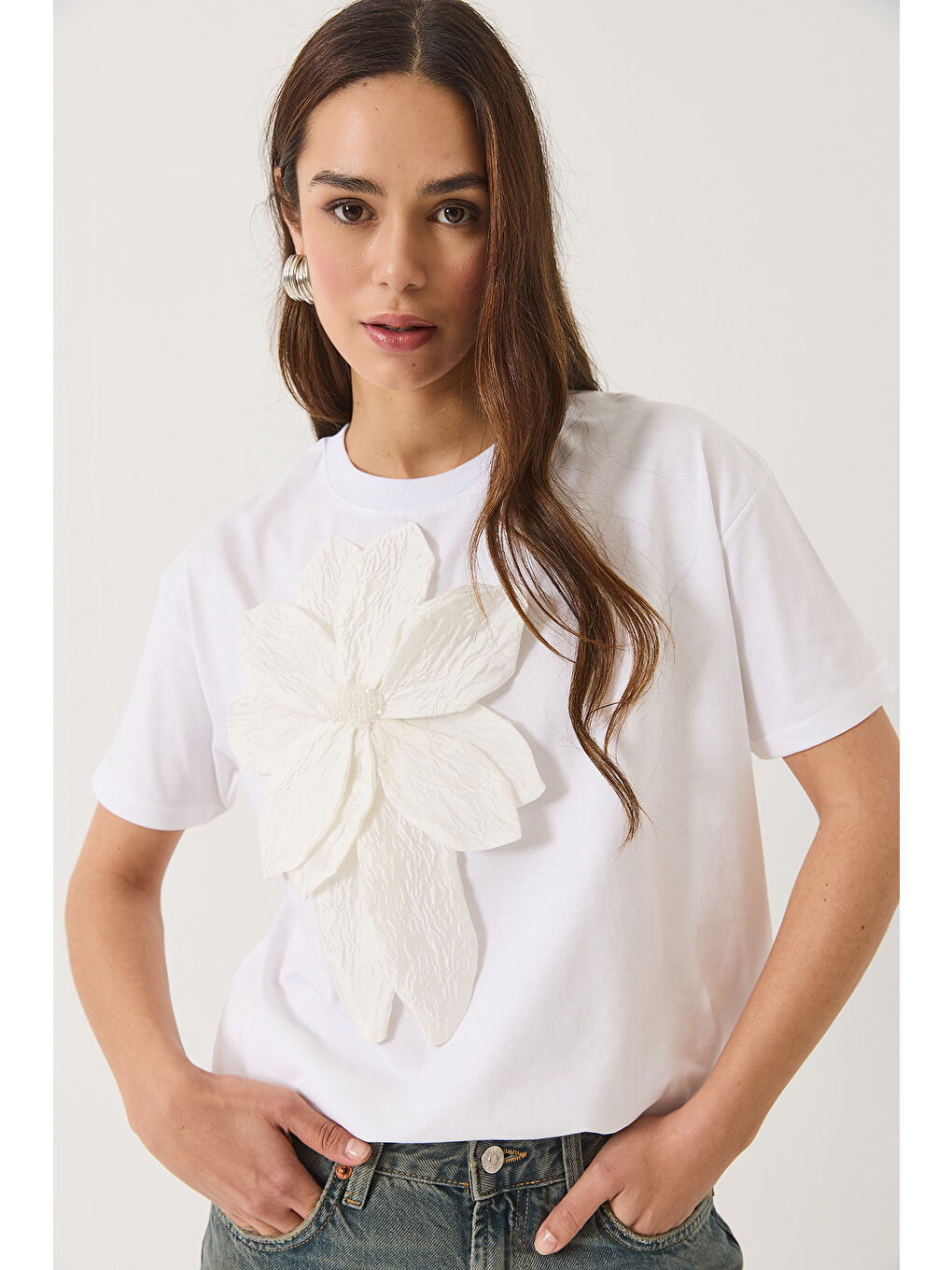 Beyaz Kadın Çiçek Aksesuarlı Kısa Kollu Pamuklu T-Shirt-3