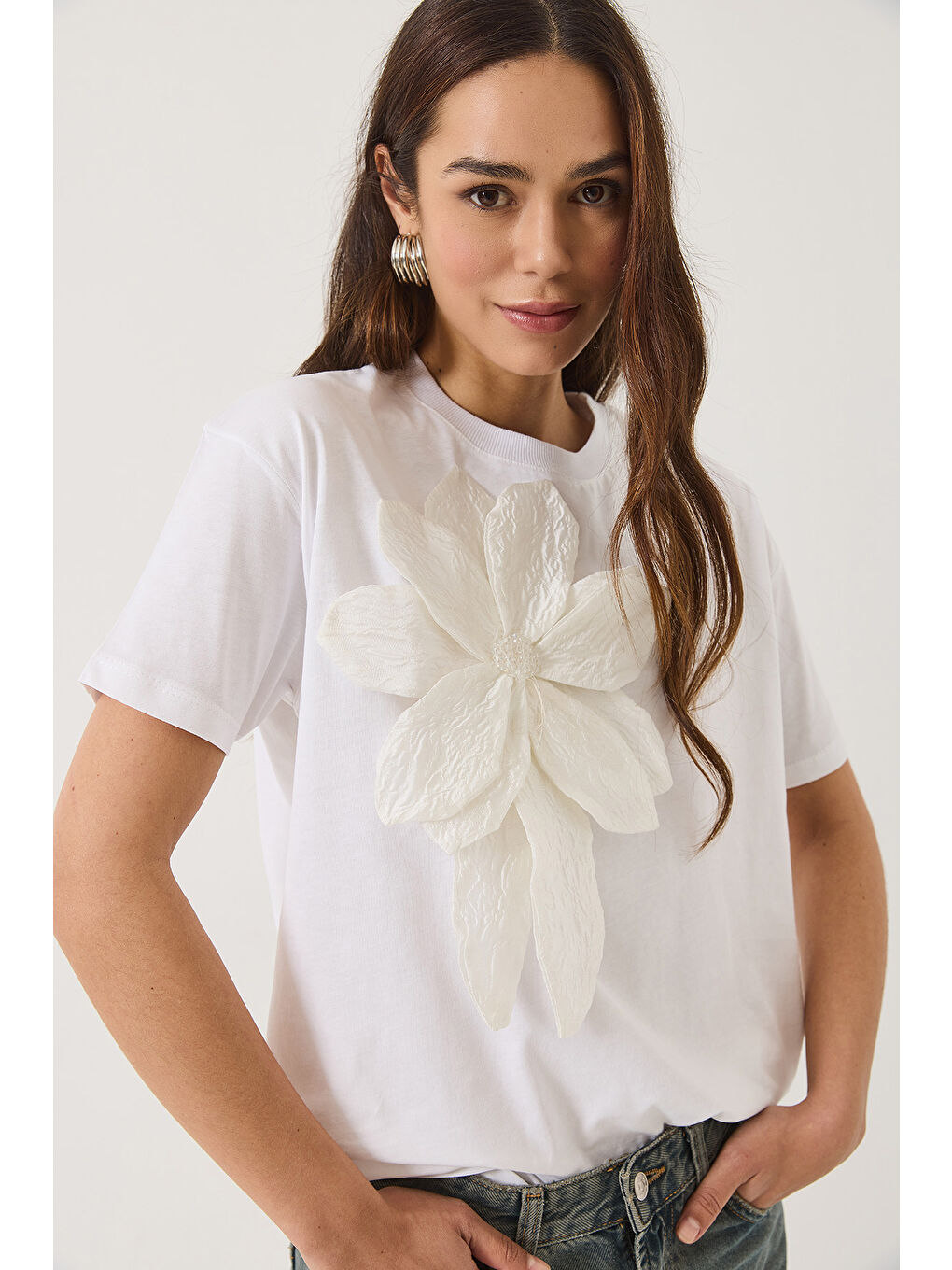Beyaz Kadın Çiçek Aksesuarlı Kısa Kollu Pamuklu T-Shirt-4