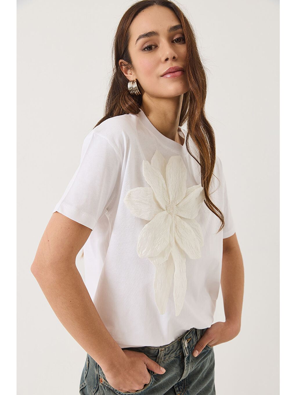 Beyaz Kadın Çiçek Aksesuarlı Kısa Kollu Pamuklu T-Shirt-5