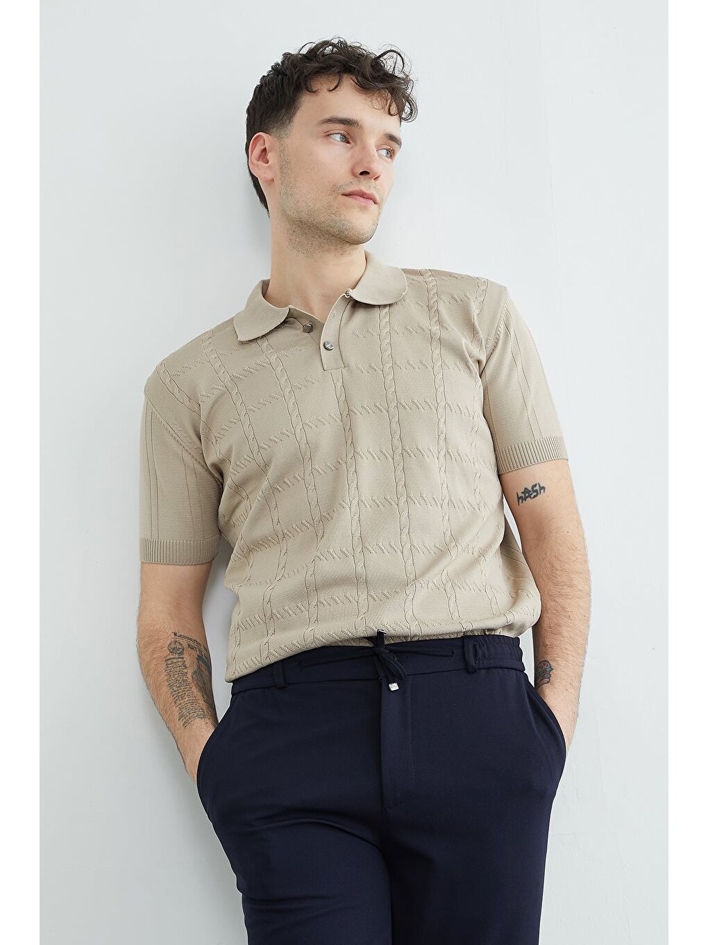 Bej Örgü Desenli Polo Yaka Triko Tişört-1