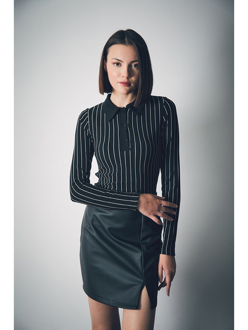 Siyah Çizgili Yarım Düğmeli Crop Bluz