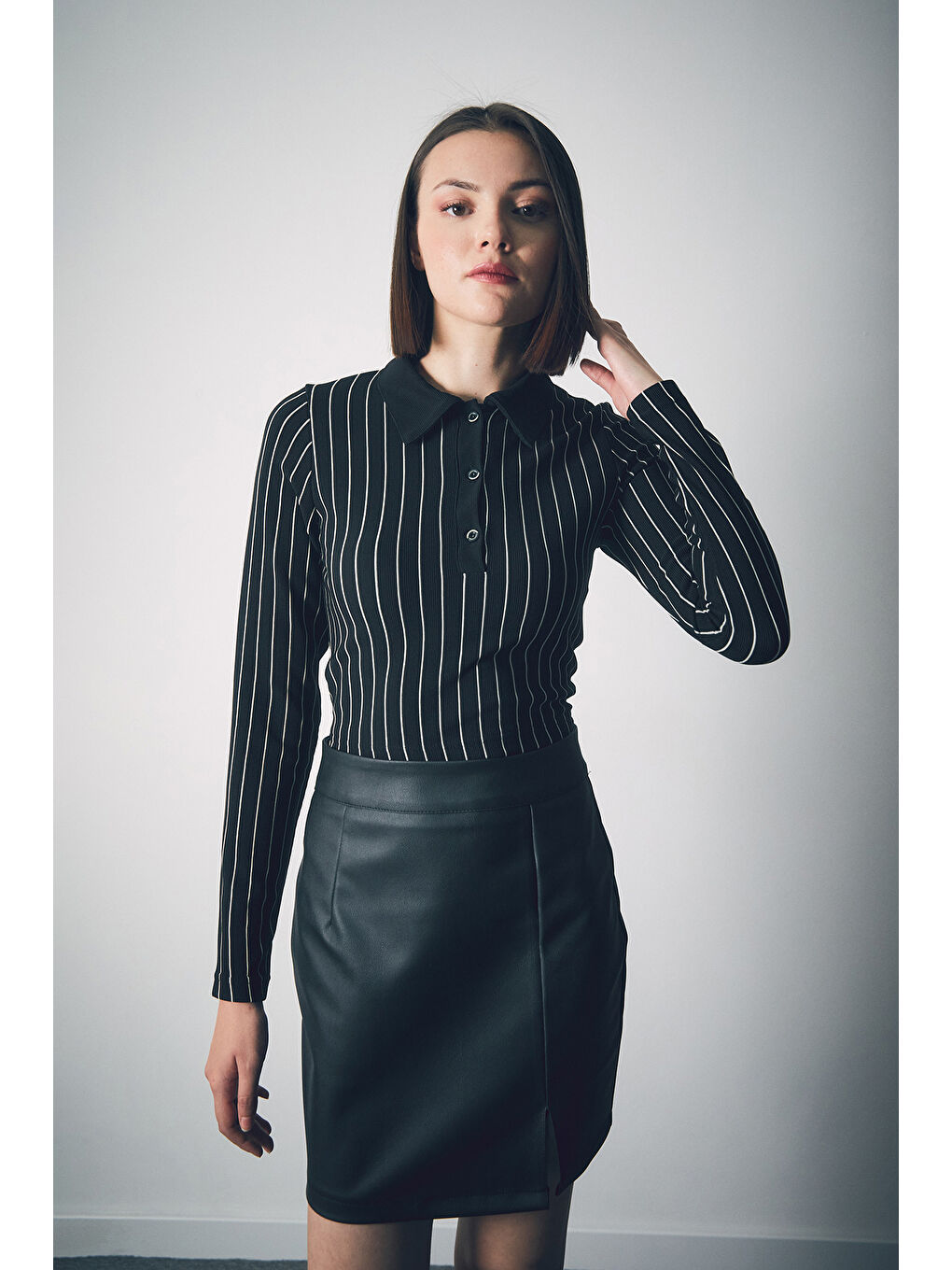 Siyah Çizgili Yarım Düğmeli Crop Bluz-2