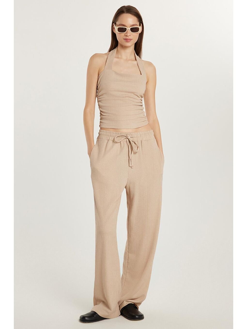 Kadın Slim Fit Dar Kesim Askılı Yaka Beli Lastikli Bej Bluz Pantolonlu Takım