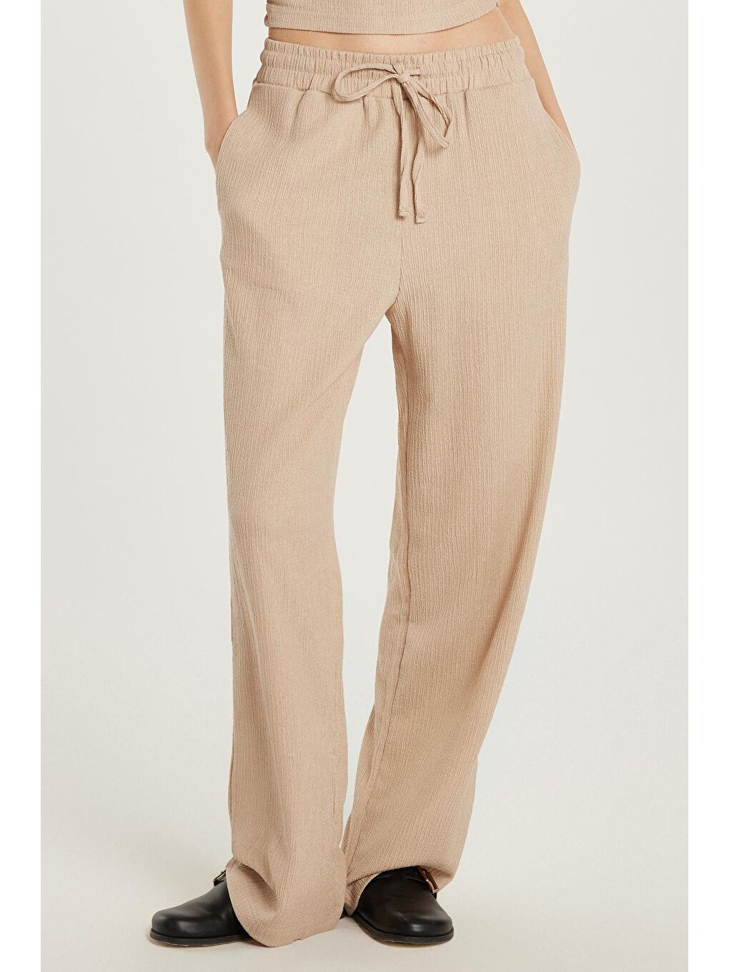 Kadın Slim Fit Dar Kesim Askılı Yaka Beli Lastikli Bej Bluz Pantolonlu Takım-1