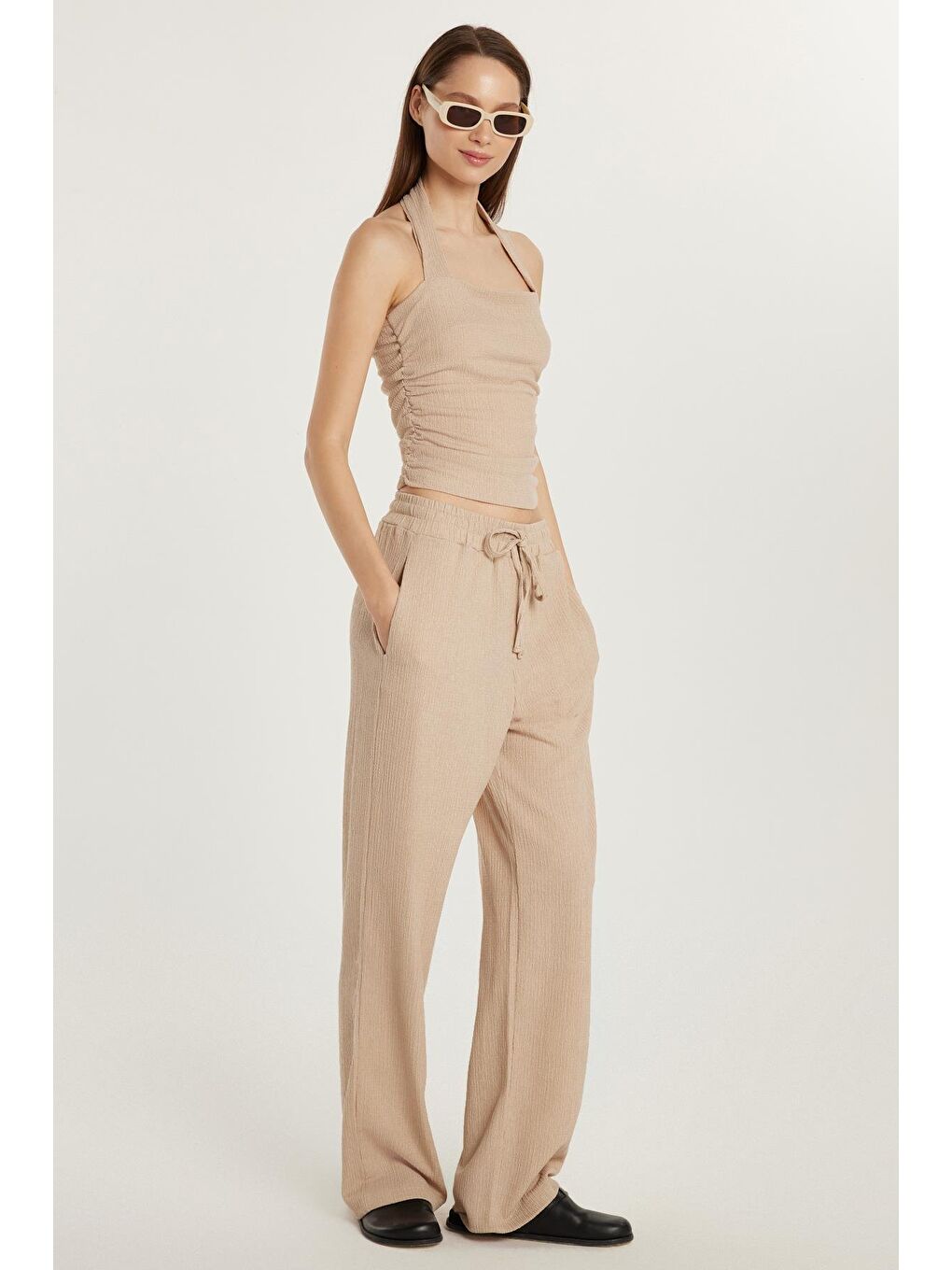 Kadın Slim Fit Dar Kesim Askılı Yaka Beli Lastikli Bej Bluz Pantolonlu Takım-3