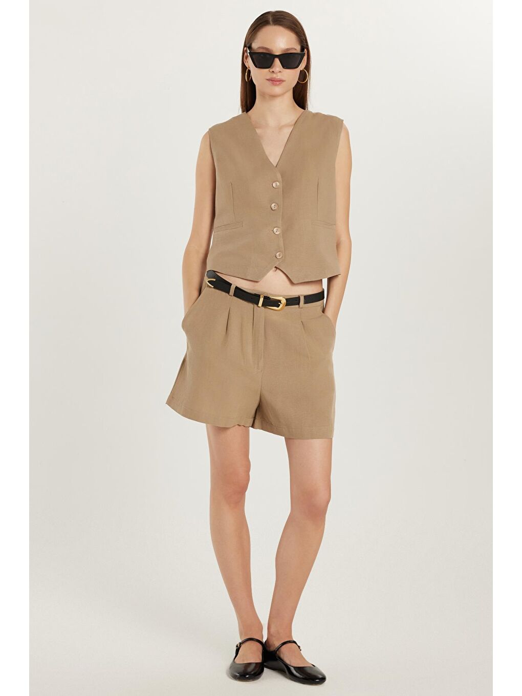 Kadın Regular Fit Klasik Kesim Sıfır Kol Kruvaze Yaka Düğmeli Bej Yelek Şort Takım