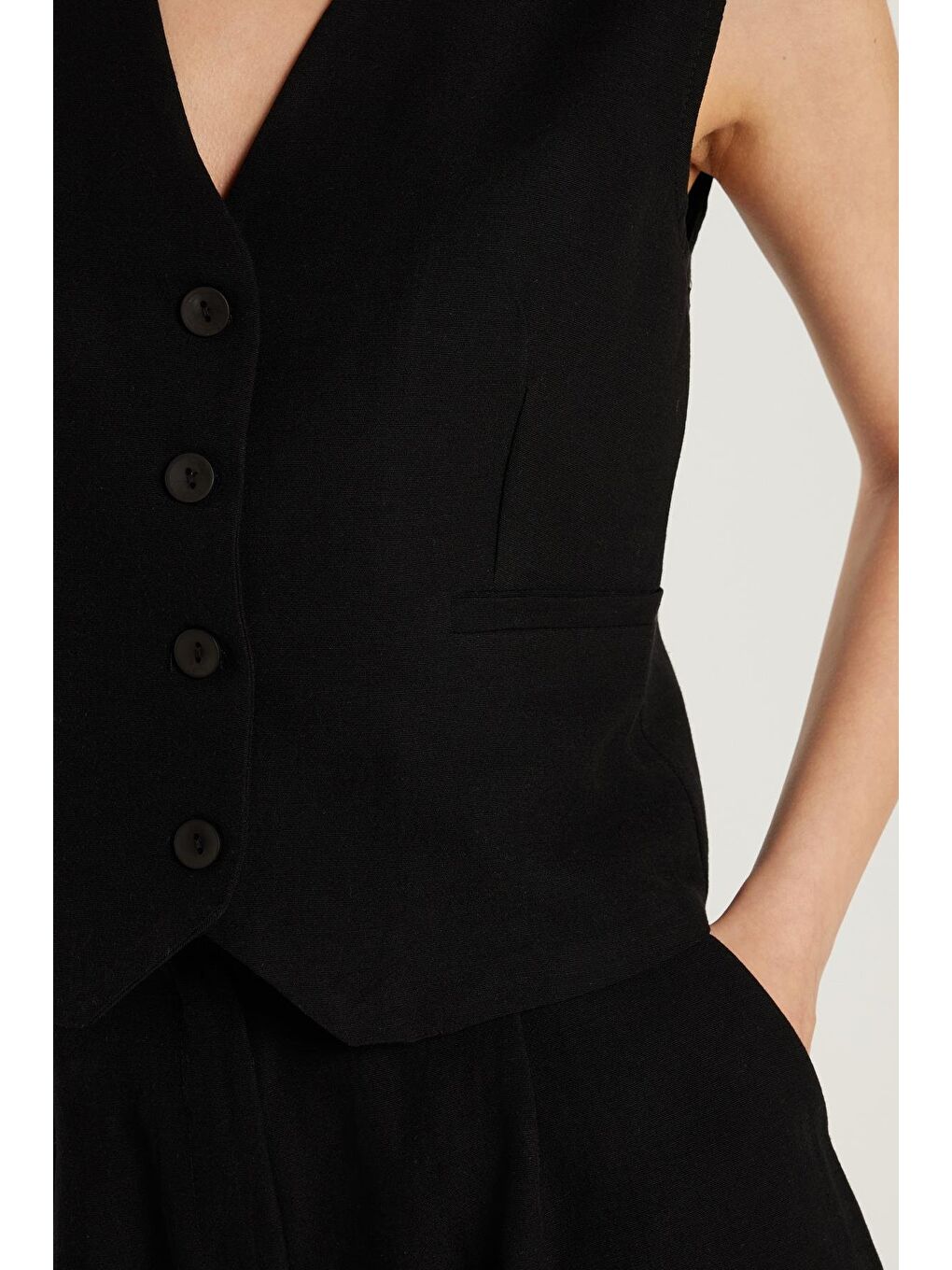 Kadın Regular Fit Klasik Kesim Sıfır Kol Kruvaze Yaka Düğmeli Siyah Yelek Şort Takım-2