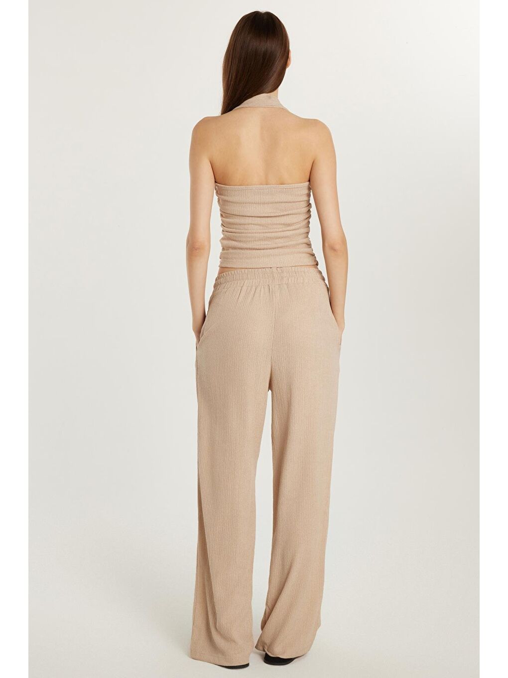 Kadın Slim Fit Dar Kesim Askılı Yaka Beli Lastikli Bej Bluz Pantolonlu Takım-4