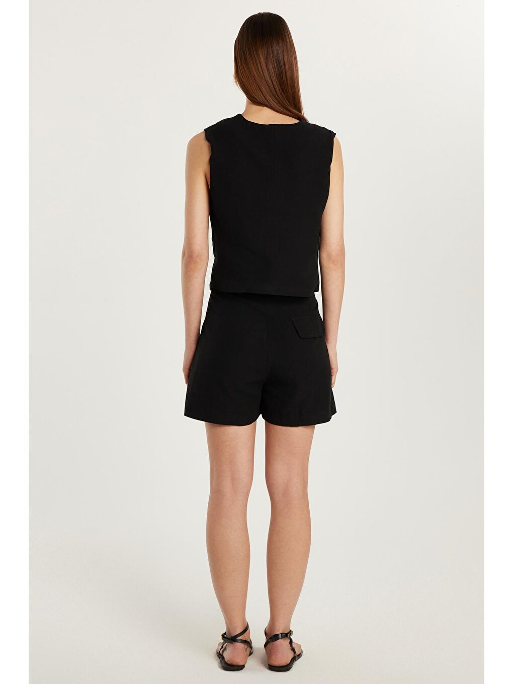 Kadın Regular Fit Klasik Kesim Sıfır Kol Kruvaze Yaka Düğmeli Siyah Yelek Şort Takım-4