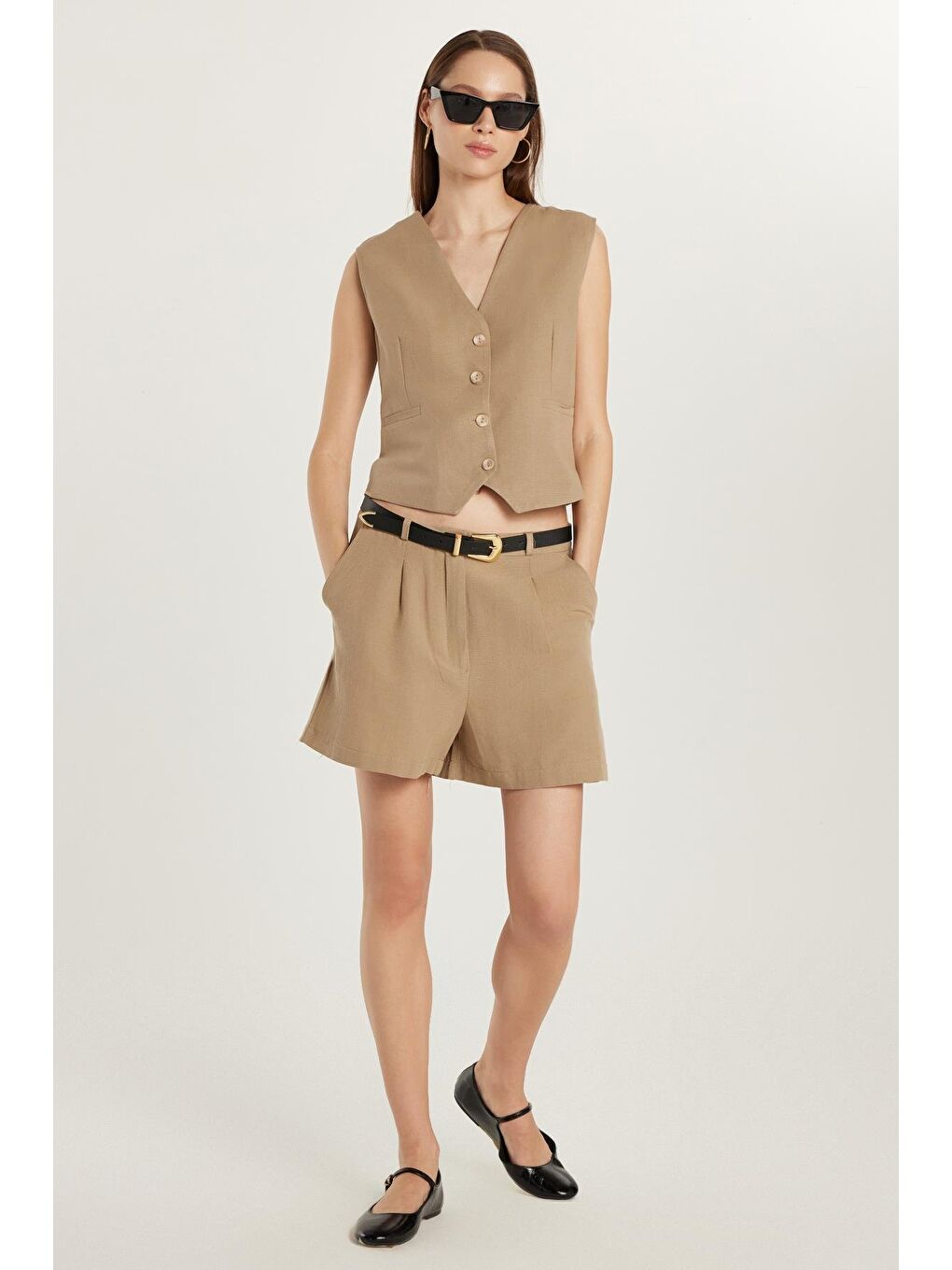 Kadın Regular Fit Klasik Kesim Sıfır Kol Kruvaze Yaka Düğmeli Bej Yelek Şort Takım-3