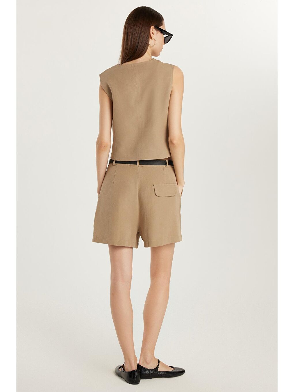 Kadın Regular Fit Klasik Kesim Sıfır Kol Kruvaze Yaka Düğmeli Bej Yelek Şort Takım-4