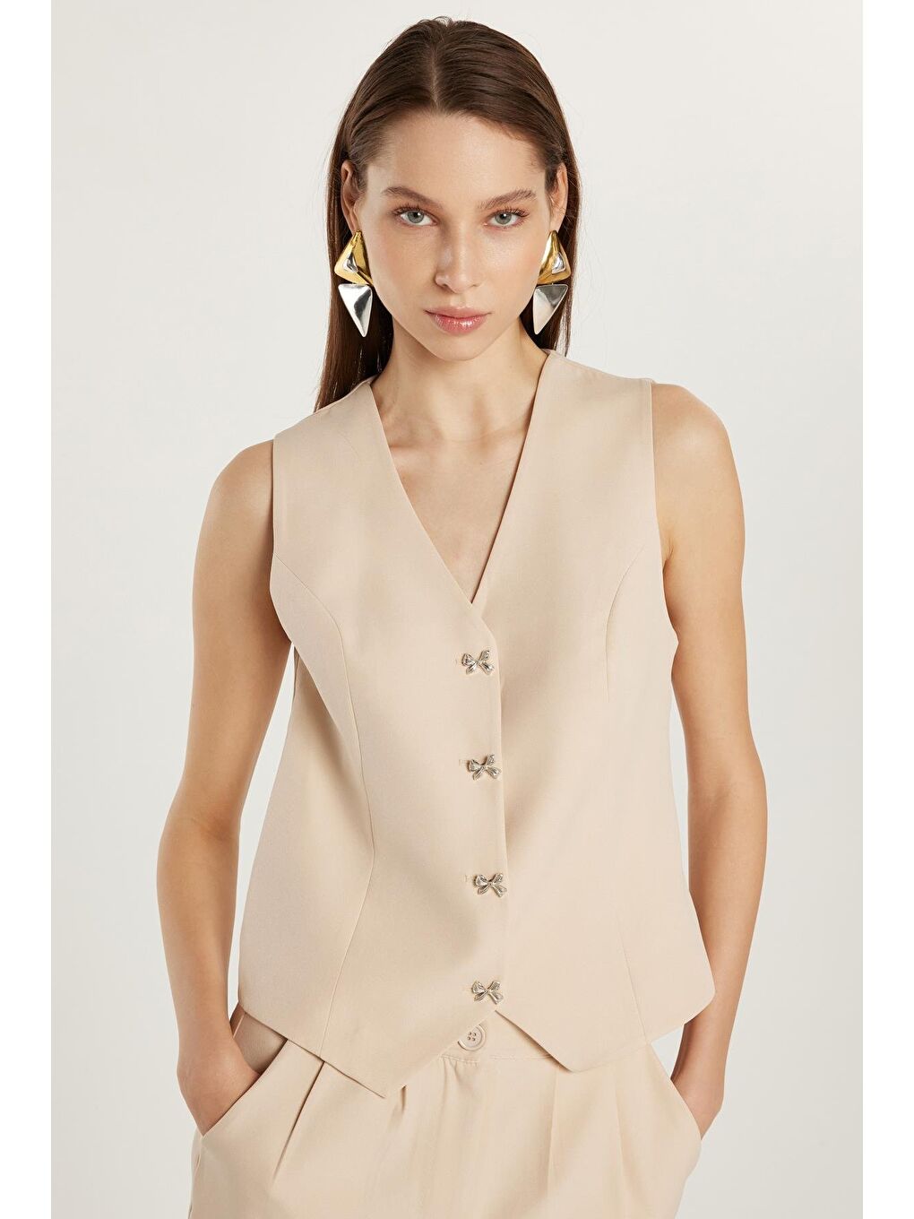 Kadın Standart Fit Sıfır Kol Kruvaze Yaka Düğmeli Bej Yelekli Pantolonlu Takım-1