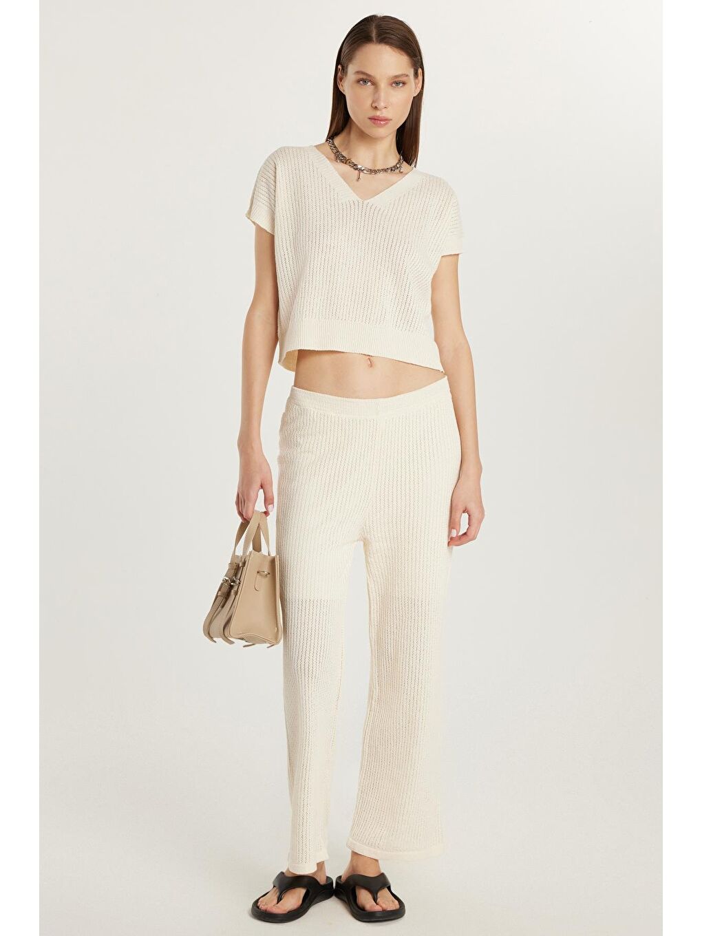 Kadın Standart Fit Kısa Kollu V Yaka Geniş Paça Ekru Tişört Pantolon Takım