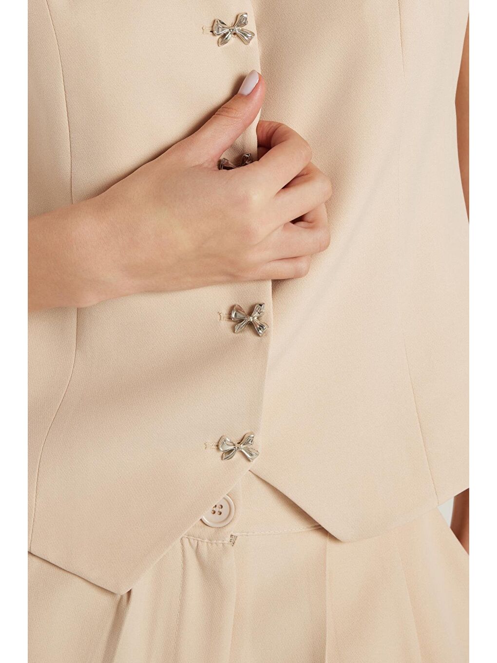 Kadın Standart Fit Sıfır Kol Kruvaze Yaka Düğmeli Bej Yelekli Pantolonlu Takım-2